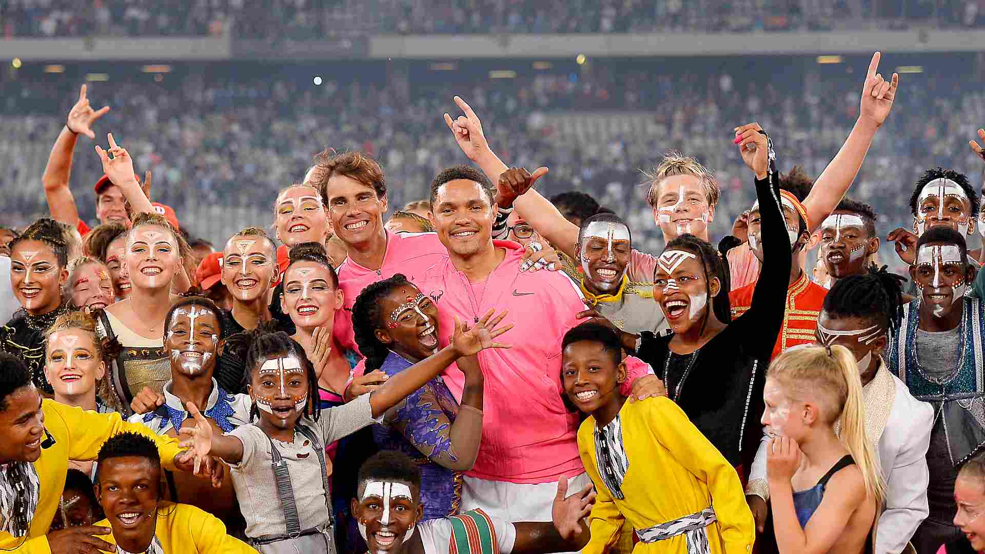 <a href='https://www.atptour.com/es/players/rafael-nadal/n409/overview'>Rafael Nadal</a> and Trevor Noah at the sixth edition of ‘Match for Africa’ in February 2020.