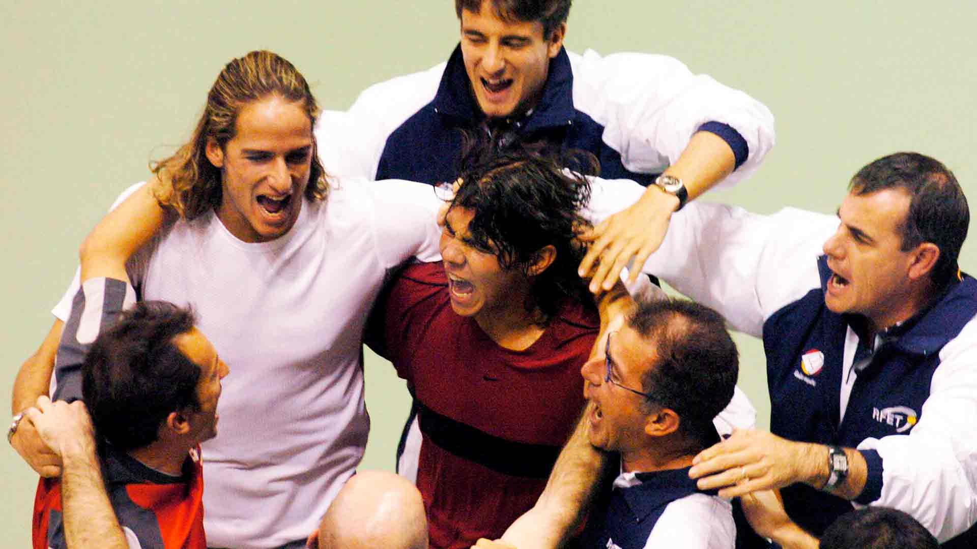 El equipo español de Copa Davis celebra la victoria de Rafael Nadal en República Checa 2004.