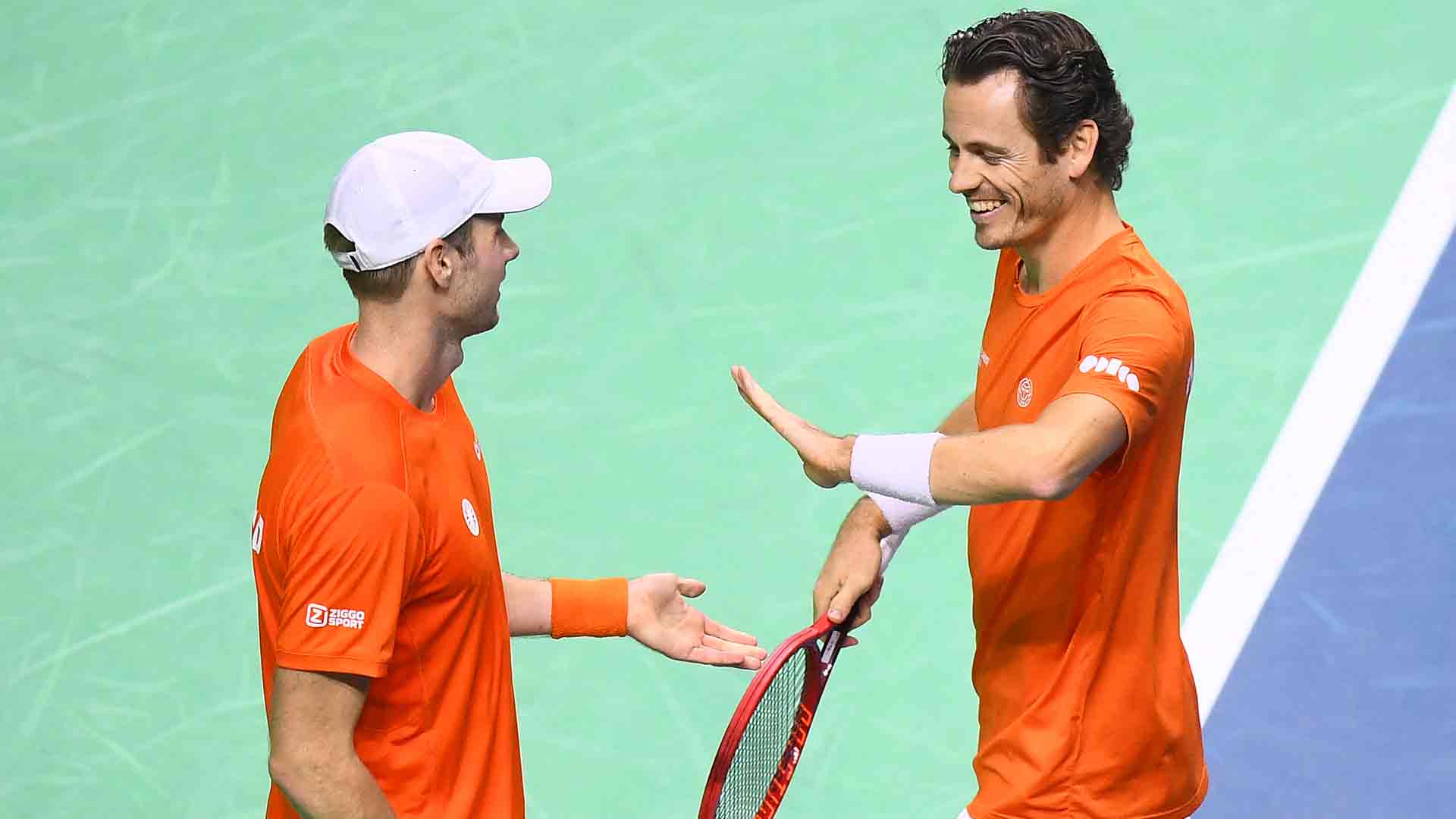 Wesley Koolhof y Botic van de Zandschulp celebran un punto ante España.