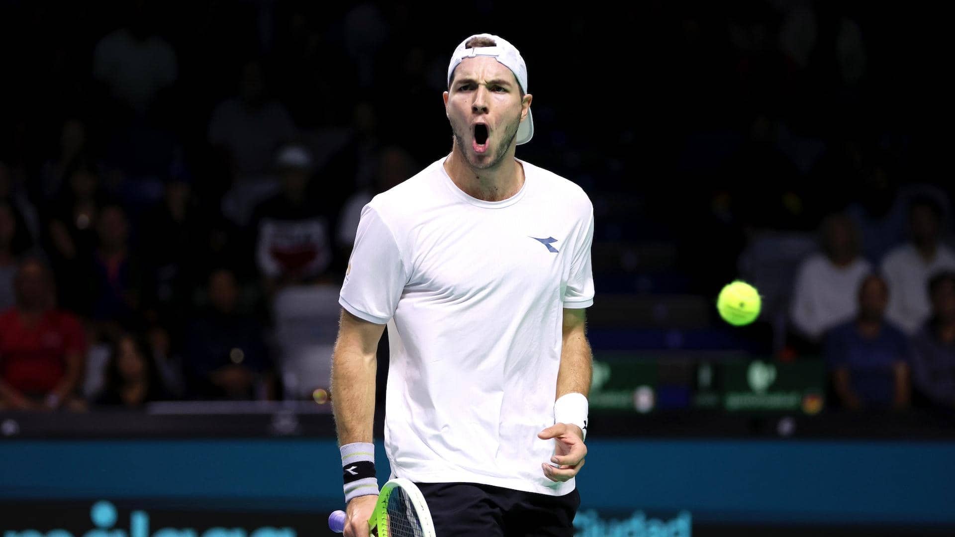 Jan-Lennard Struff compite ante Denis Shapovalov en los cuartos de final de la Copa Davis.