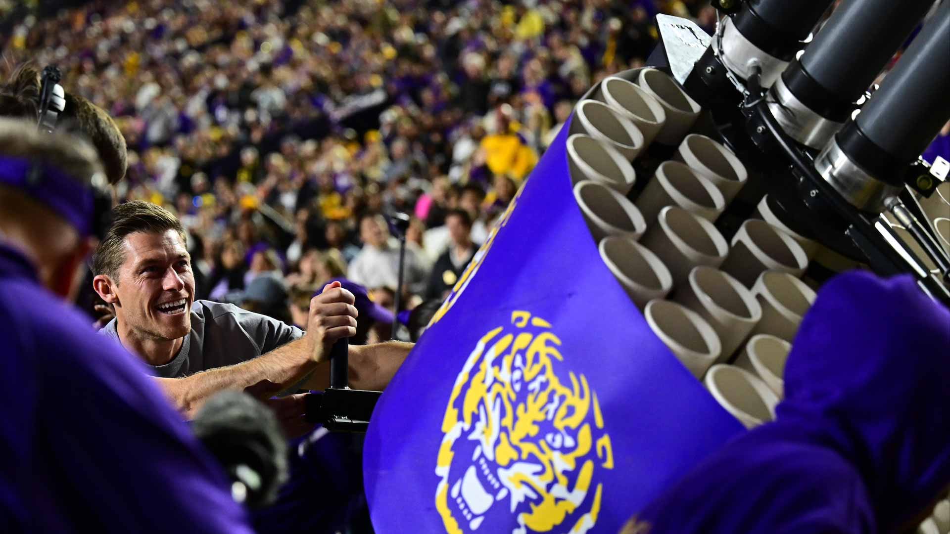 <a href='https://www.atptour.com/en/players/neal-skupski/sl22/overview'>Neal Skupski</a> fires off t-shirts to LSU fans.