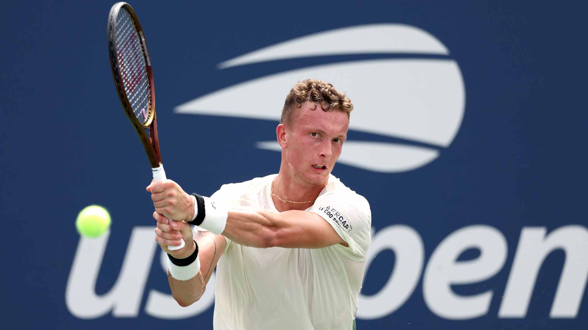 On a hot day in New York, <a href='https://www.atptour.com/en/players/jiri-lehecka/l0bv/overview'>Jiri Lehecka</a> survives <a href='https://www.atptour.com/en/players/mitchell-krueger/kc12/overview'>Mitchell Krueger</a>.