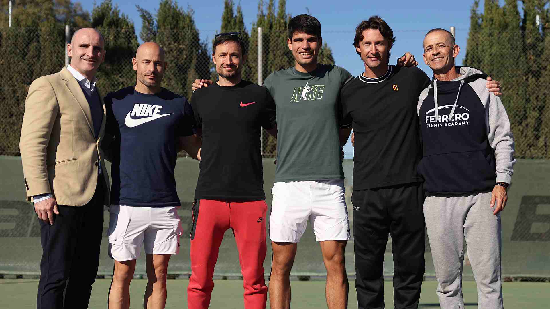 The Spaniard poses with coach Ferrero and team after a preseason practice session.
