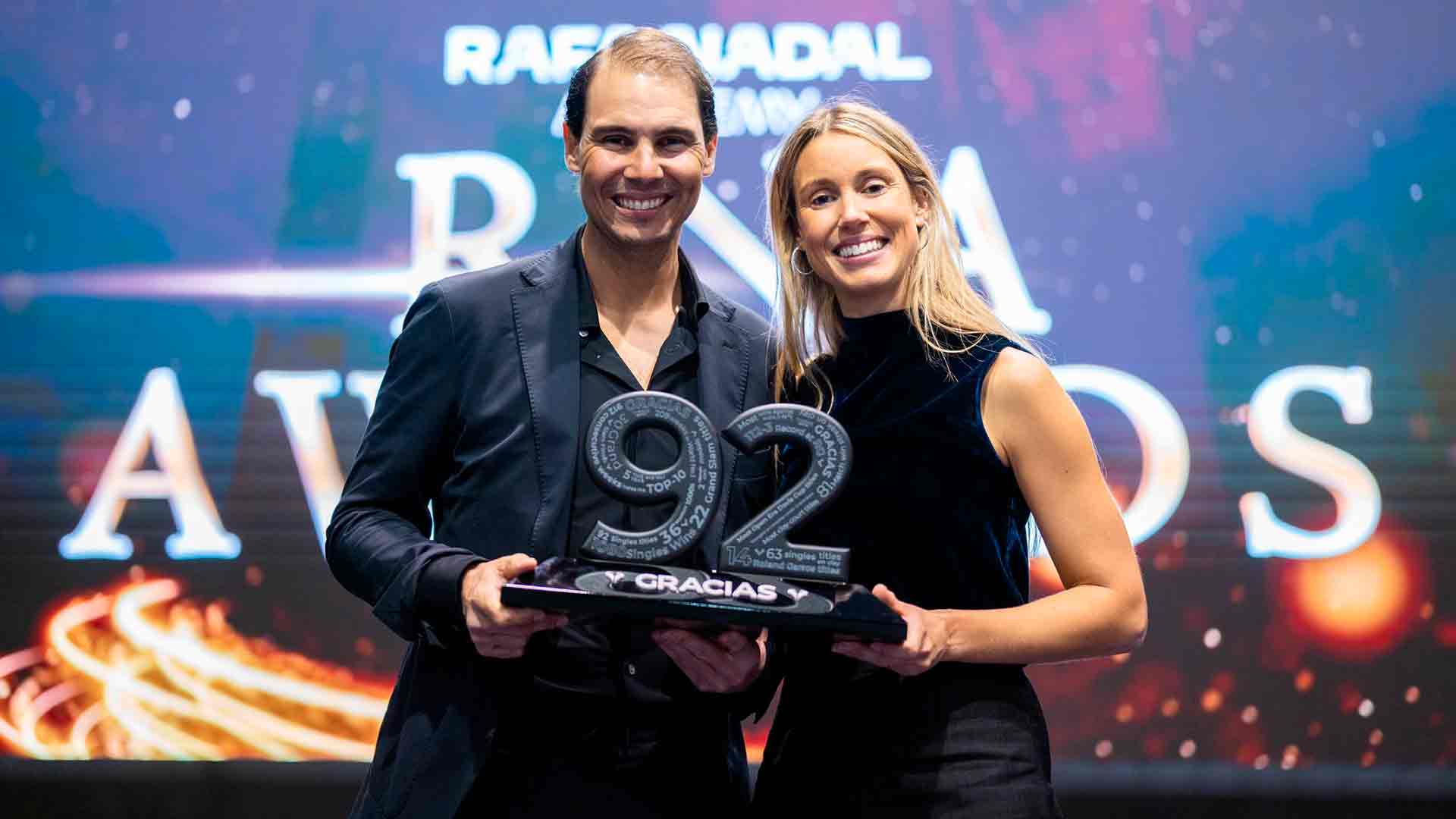 Rafael Nadal recibió el trofeo a manos de su hermana Maribel Nadal.