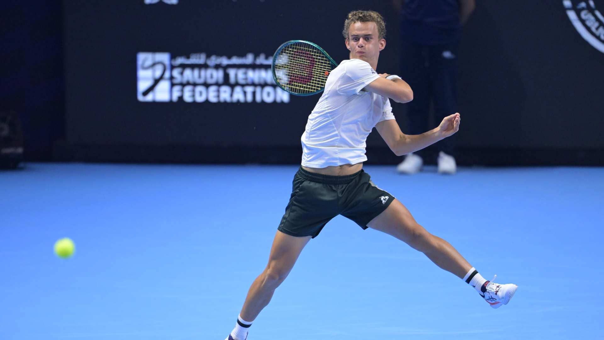 <a href='https://www.atptour.com/en/players/luca-van-assche/v0dz/overview'>Luca Van Assche</a>