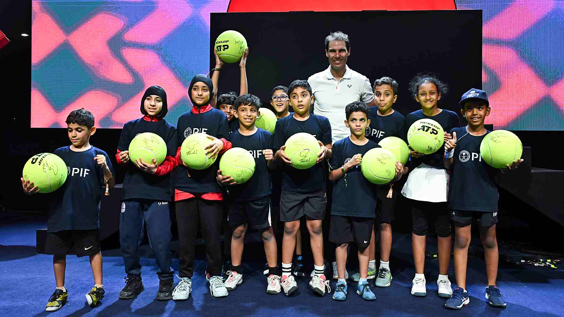 <a href='https://www.atptour.com/es/players/rafael-nadal/n409/overview'>Rafael Nadal</a> meets young fans at the <a href='https://www.atptour.com/es/tournaments/next-gen-atp-finals/7696/overview'>Next Gen ATP Finals presented by PIF</a>.