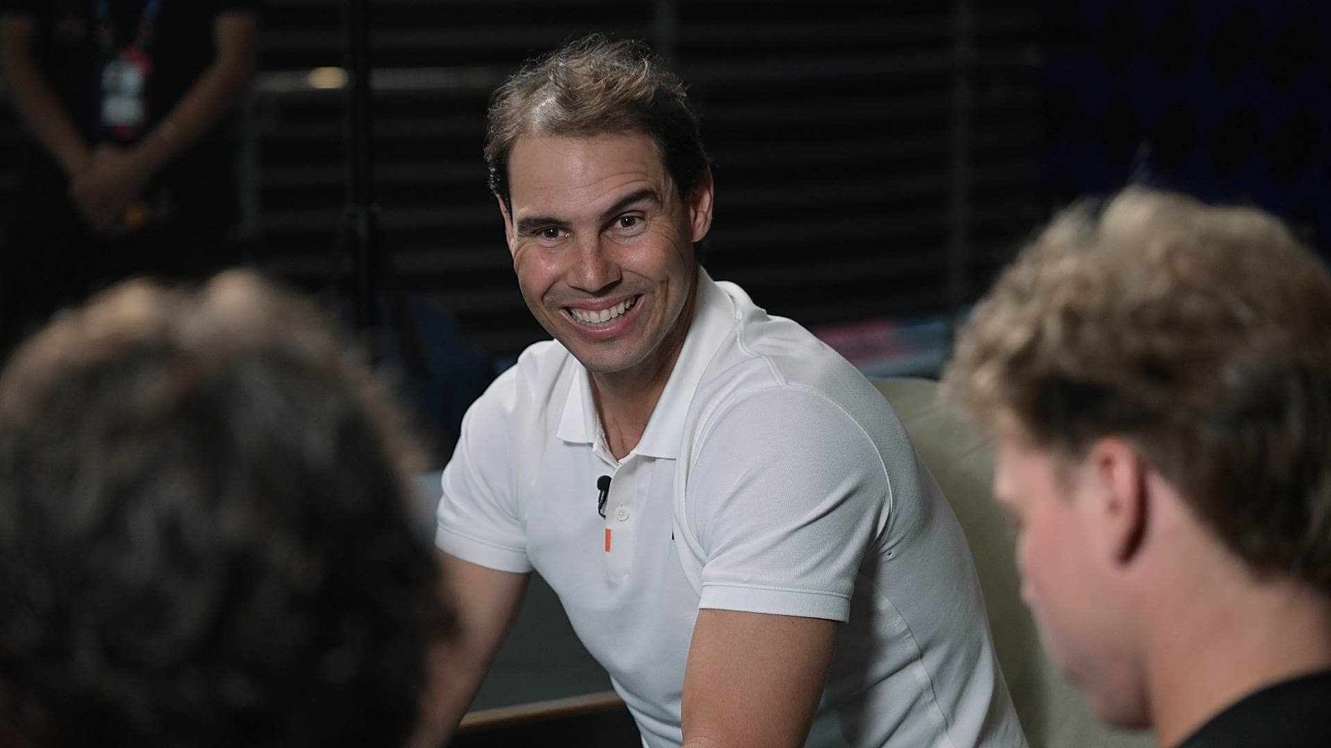 Nadal speaks with <a href='https://www.atptour.com/es/players/alex-michelsen/m0qi/overview'>Alex Michelsen</a> and <a href='https://www.atptour.com/es/players/joao-fonseca/f0fv/overview'>Joao Fonseca</a>.