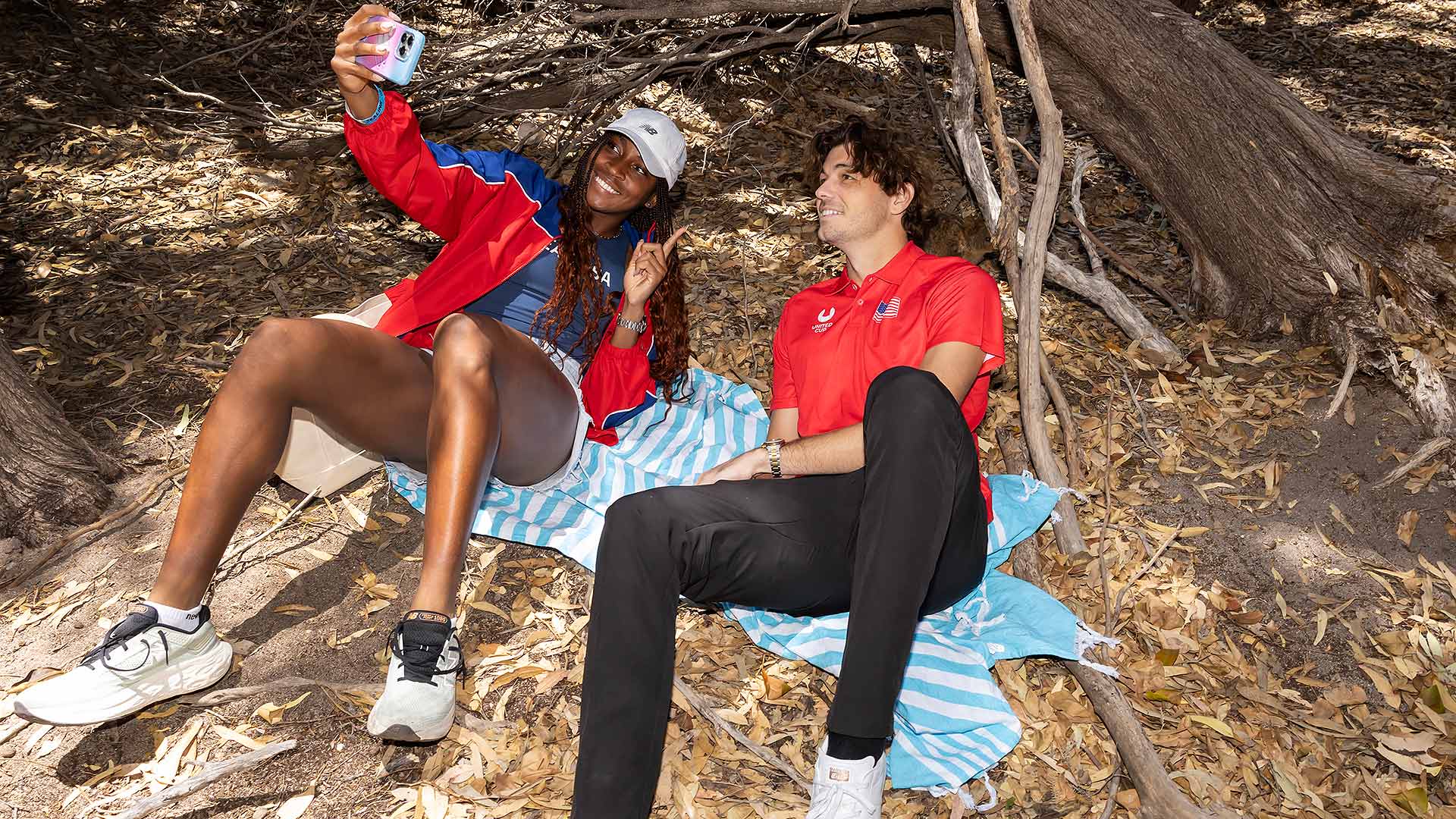 Coco Gauff and <a href='https://www.atptour.com/en/players/taylor-fritz/fb98/overview'>Taylor Fritz</a> pose for a selife with a quokka on Rottnest Island.