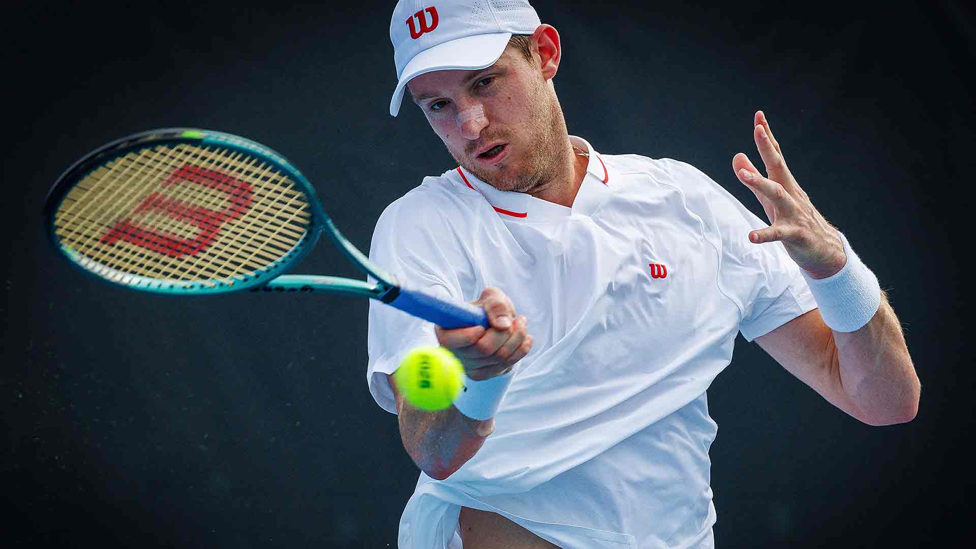 Nicolás Jarry estrenó la temporada 2025 con victoria ante Mariano Navone este lunes en Brisbane.