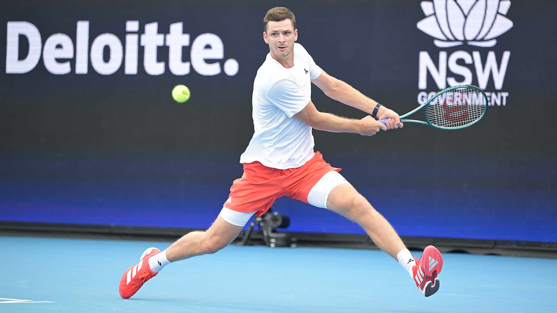 Hubert Hurkacz drops just five games in a commanding win over Alexander Shevchenko in the United Cup semi-finals.