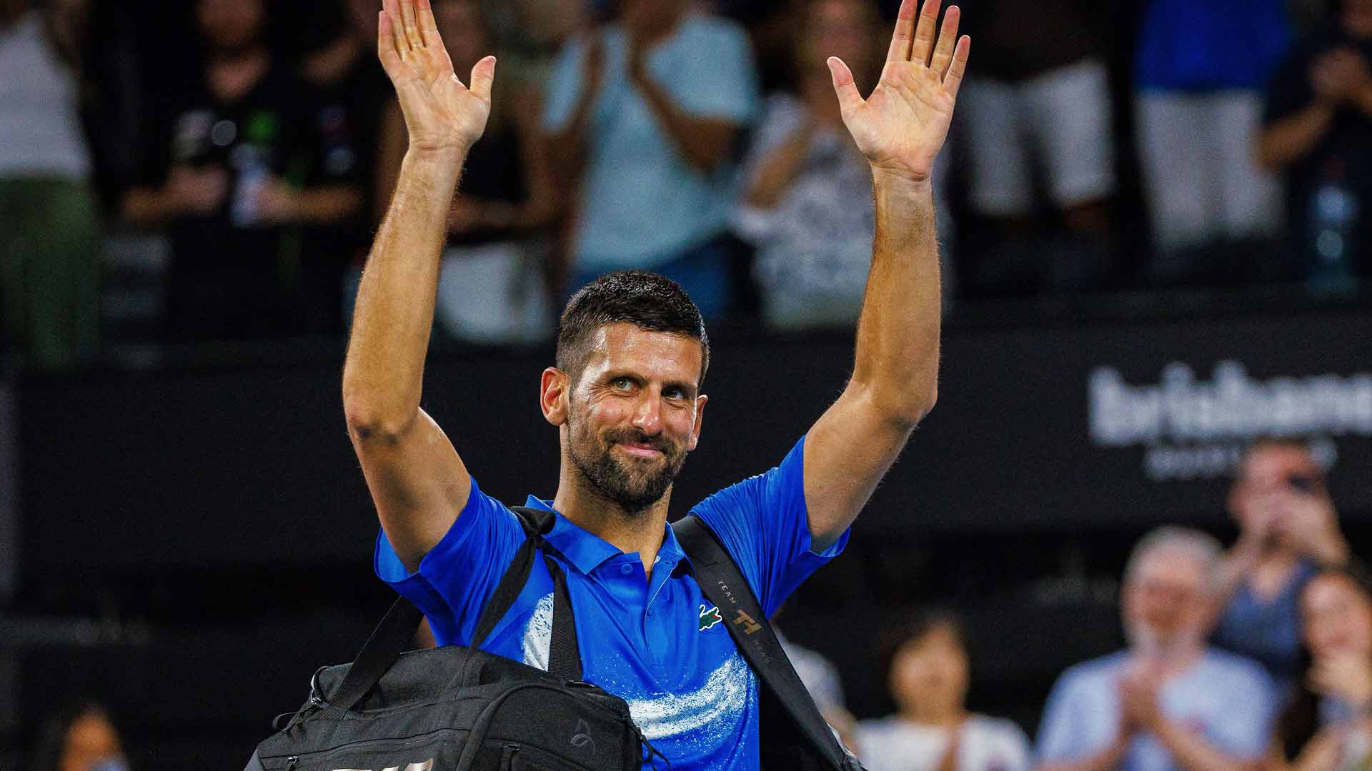 Novak Djokovic saluda al público en Brisbane tras caer ante Reilly Opelka el pasado viernes.