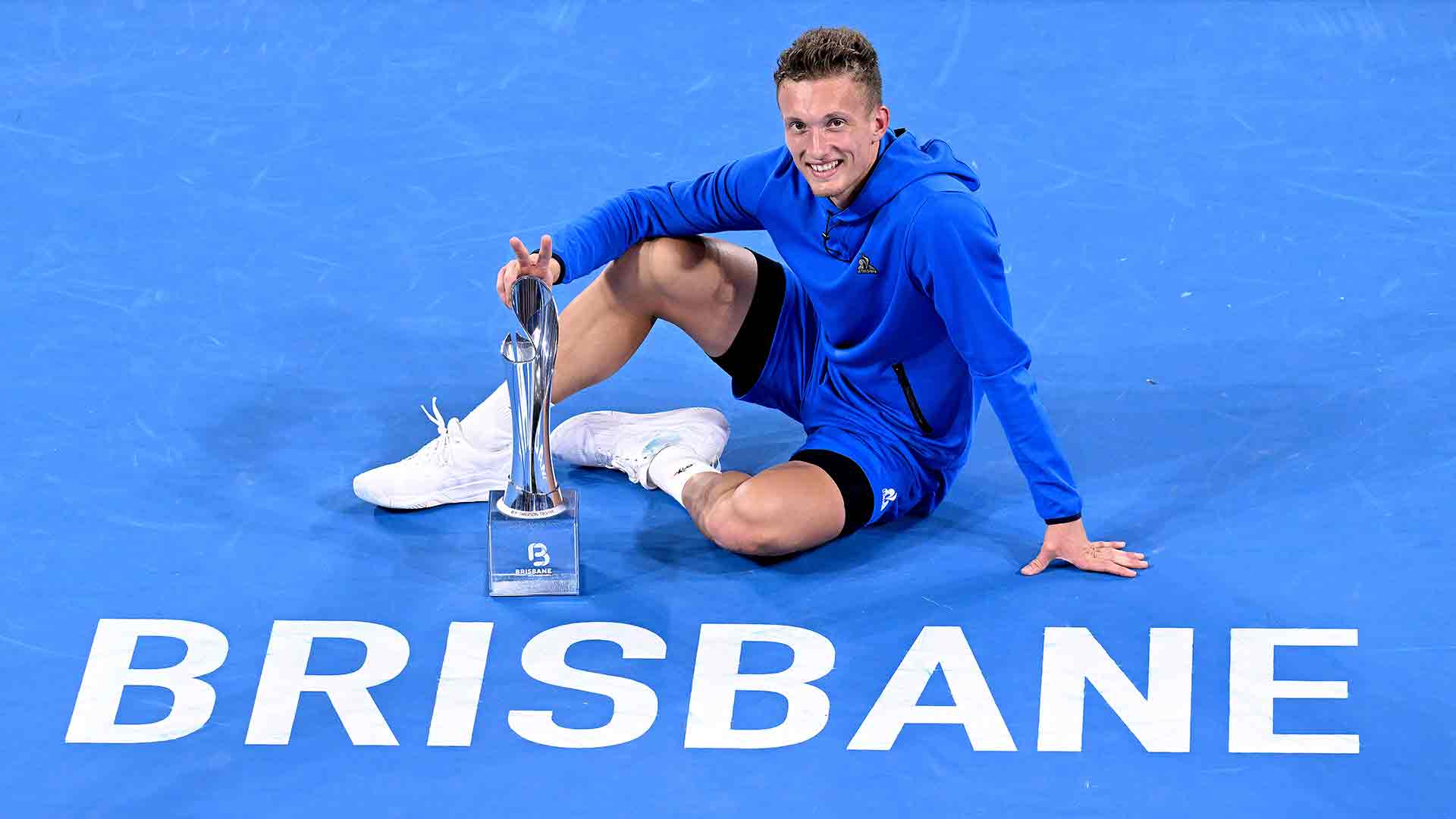 Lehecka conquista el título en Brisbane, tras la retirada de Opelka