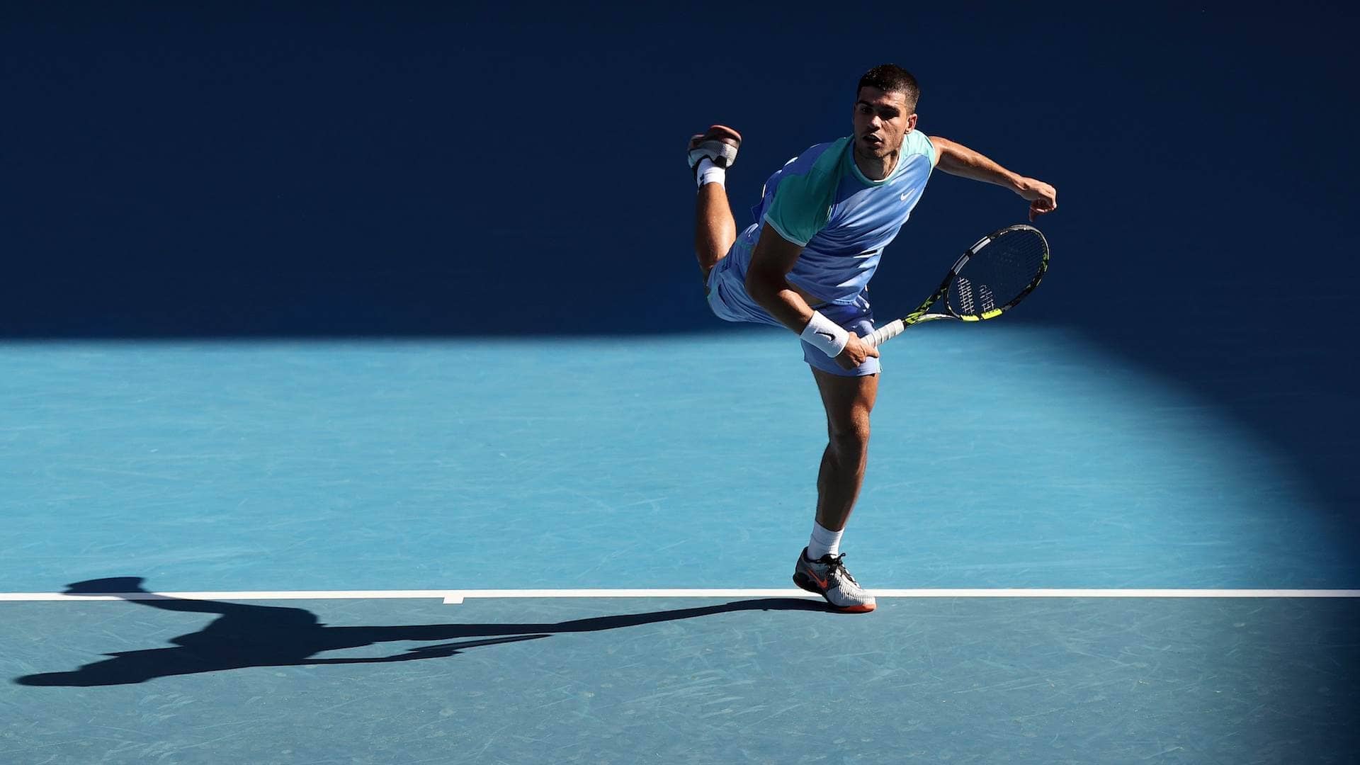 Carlos Alcaraz practica el servicio durante un entrenamiento en Melbourne Park.
