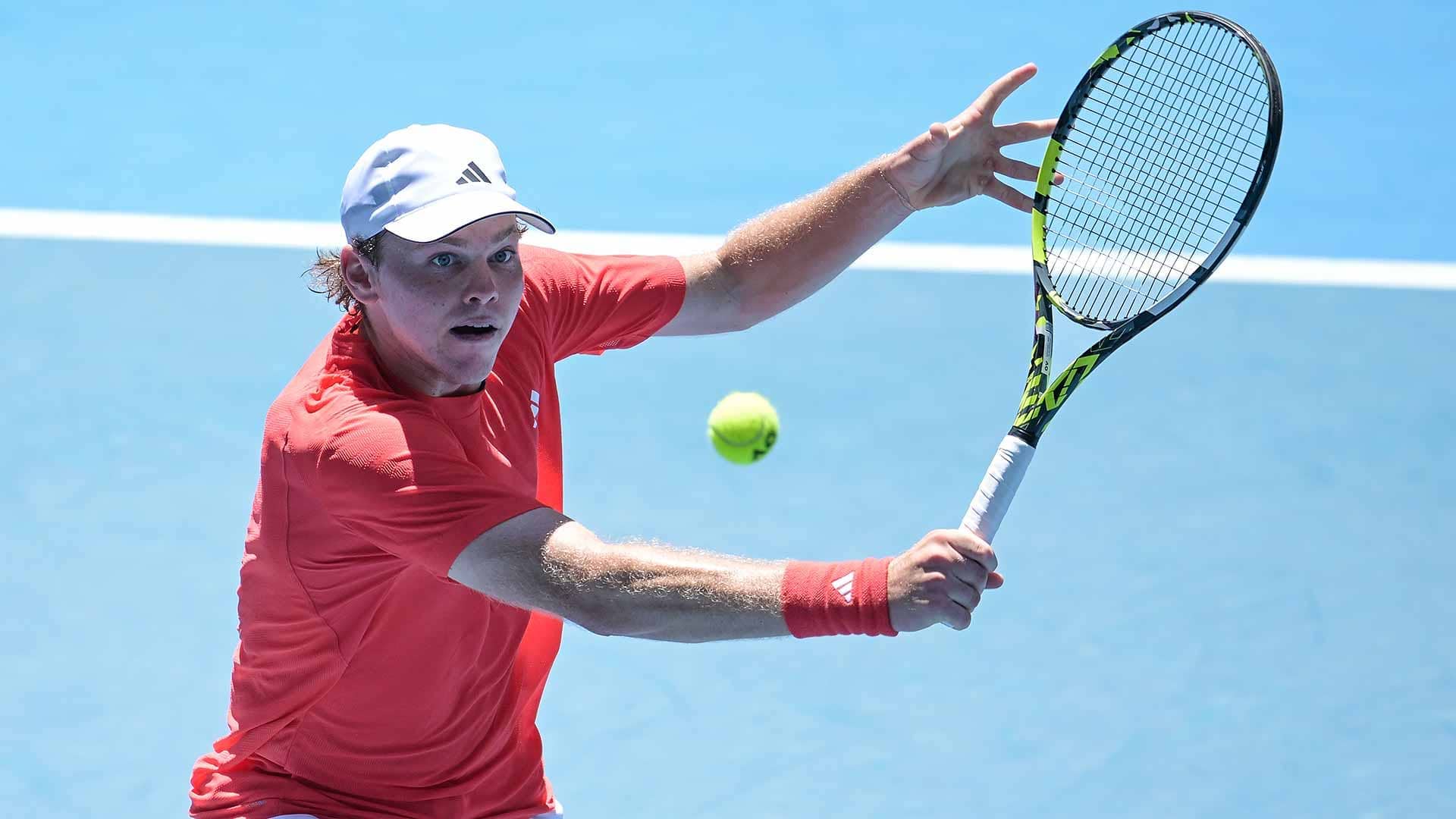 Alex Michelsen consiguió su primera victoria ante un jugador del Top 20 en un Grand Slam al vencer a Stefanos Tsitsipas el lunes en Australia.