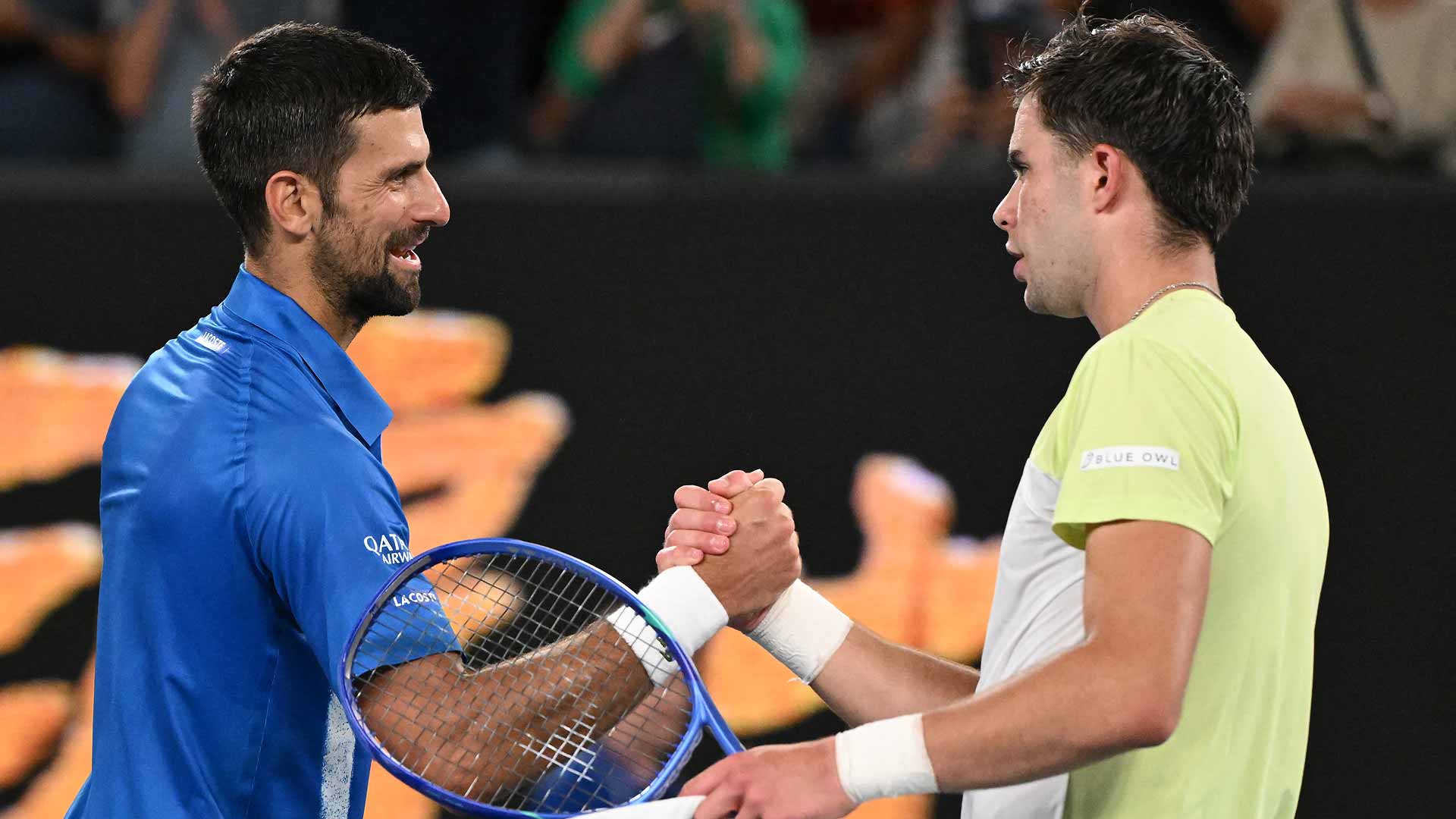 Novak Djokovic y Jaime Faria en la red, tras su partido de segunda ronda del Abierto de Australia. 