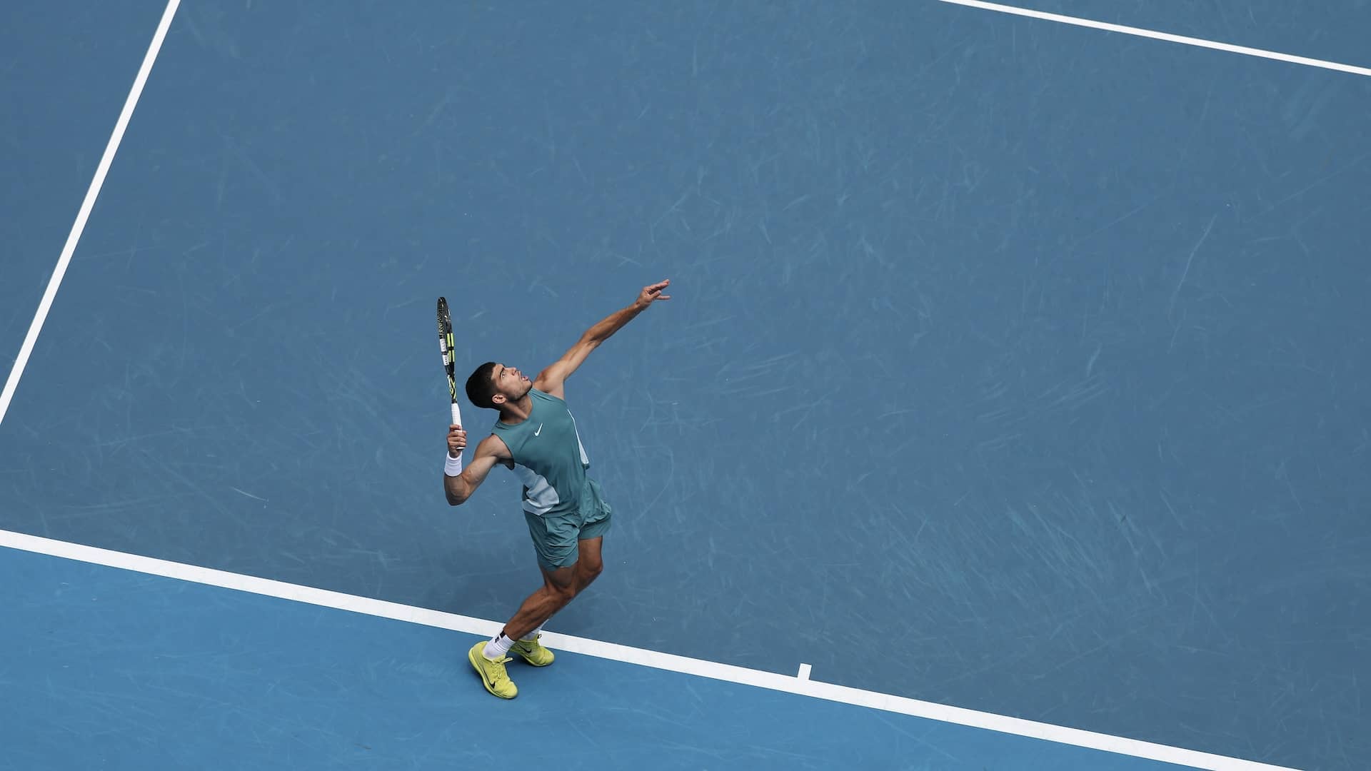 Carlos Alcaraz, al saque durante su partido de segunda ronda en el Abierto de Australia.