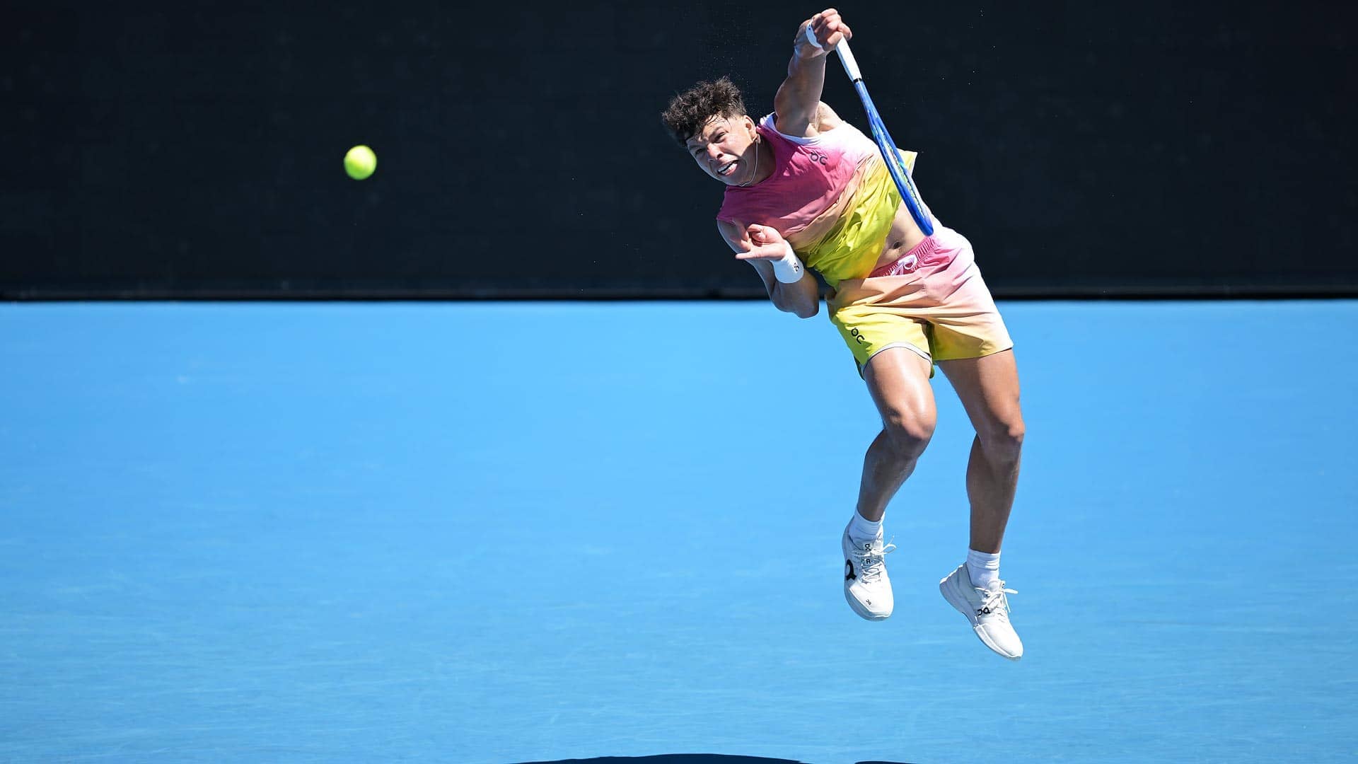 Ben Shelton en acción durante su victoria en la segunda ronda del Abierto de Australia, el jueves en Melbourne Park.
