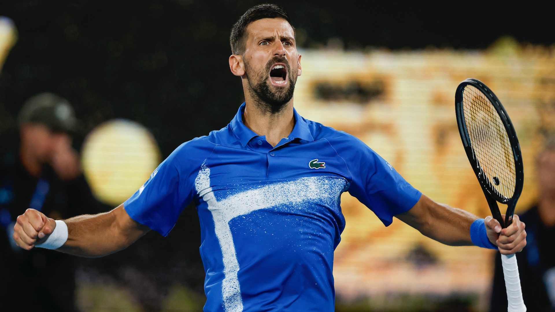 Novak Djokovic celebra su victoria sobre Tomas Machac en la Rod Laver Arena.