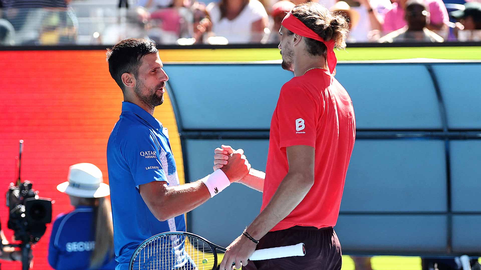 Novak Djokovic le estrecha la mano a Alexander Zverev después de retirarse de la semifinal del Abierto de Australia.