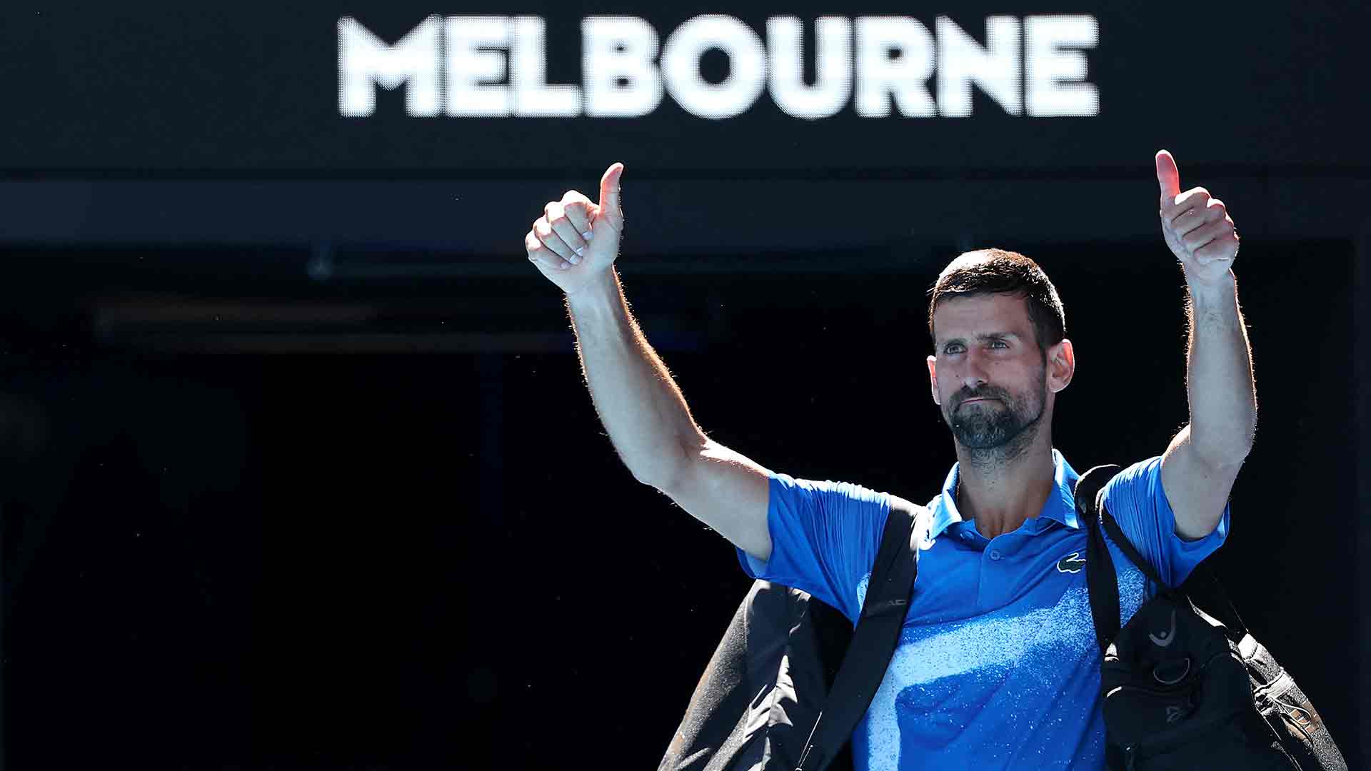 Novak Djokovic se despide de la Rod Laver Arena este viernes, tras su retirada en semifinales.