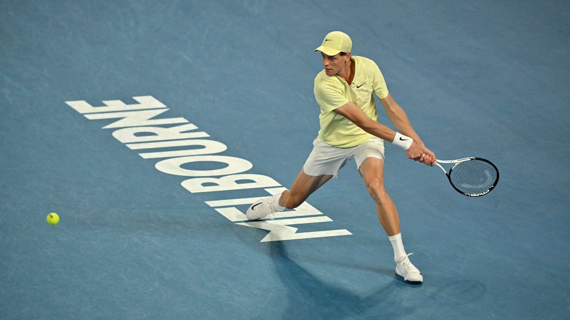 Jannik Sinner busca revalidar el título individual masculino en el Abierto de Australia.