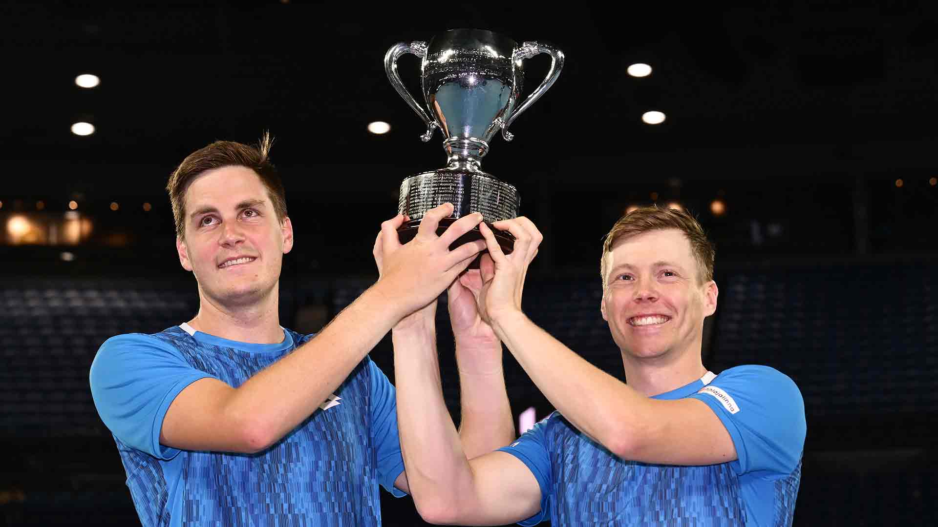 Harri Heliovaara y Henry Patten levantan el trofeo de campeones en el Abierto de Australia 2025.