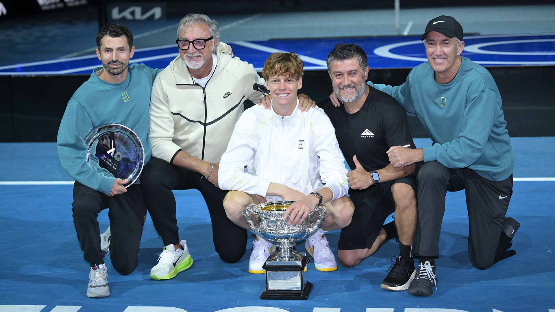 Jannik Sinner celebra con su equipo tras ganar el Abierto de Australia.