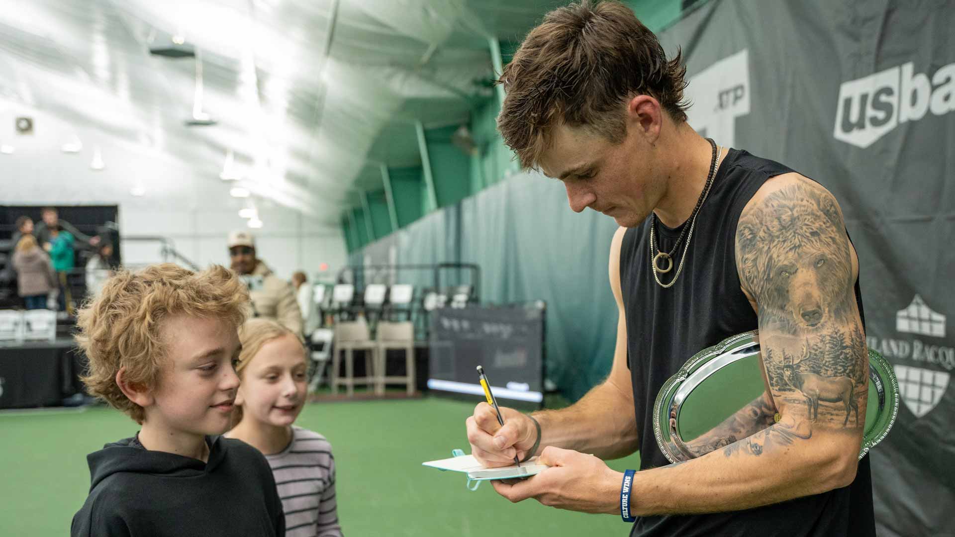<a href='https://www.atptour.com/en/players/colton-smith/s0ze/overview'>Colton Smith</a> signs autographs at the <a href='https://www.atptour.com/en/scores/archive/cleveland/9154/2025/results'>Cleveland Open</a>.