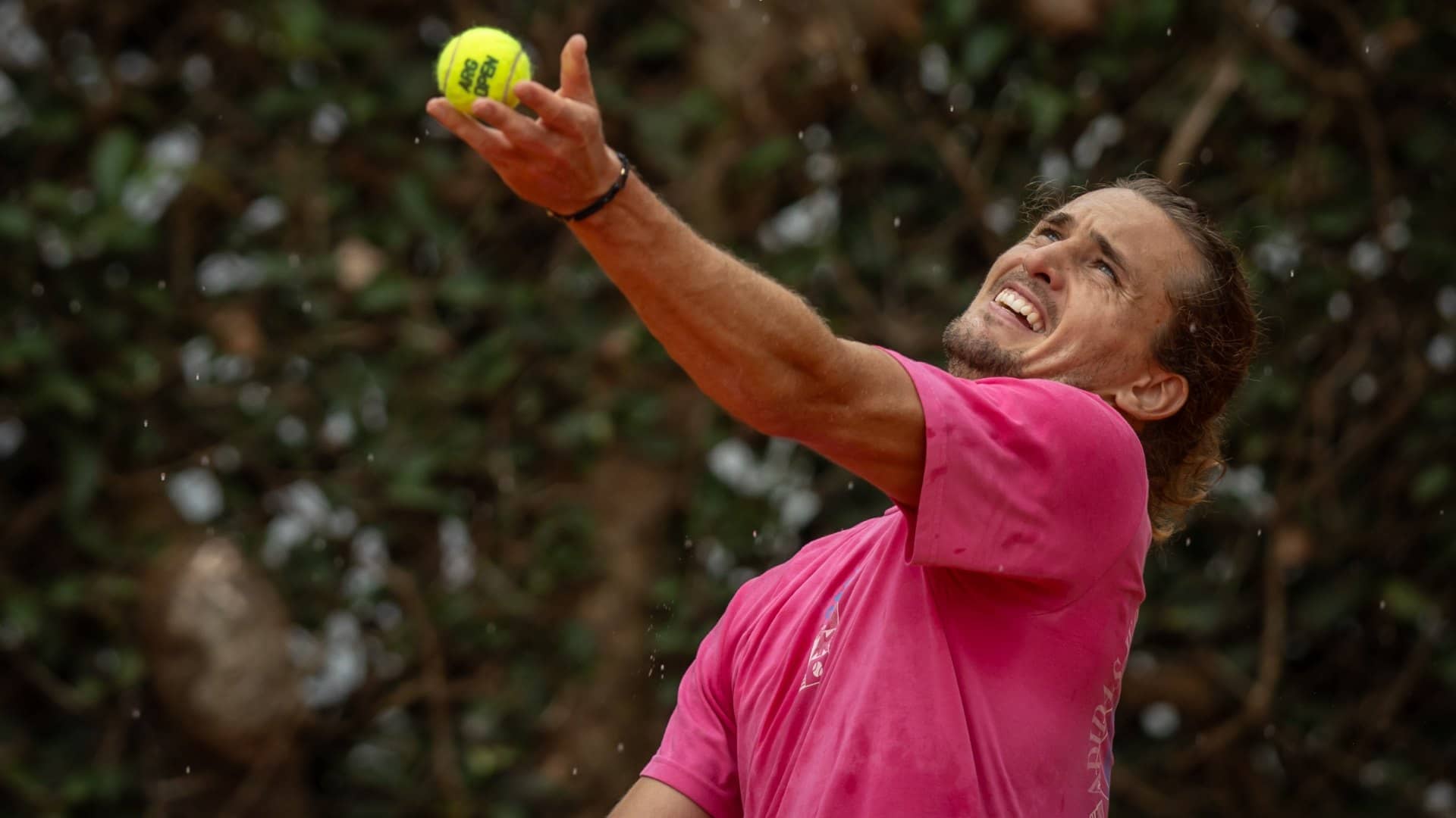 Alexander Zverev se entrena bajo la lluvia en el polvo de ladrillo de Buenos Aires.