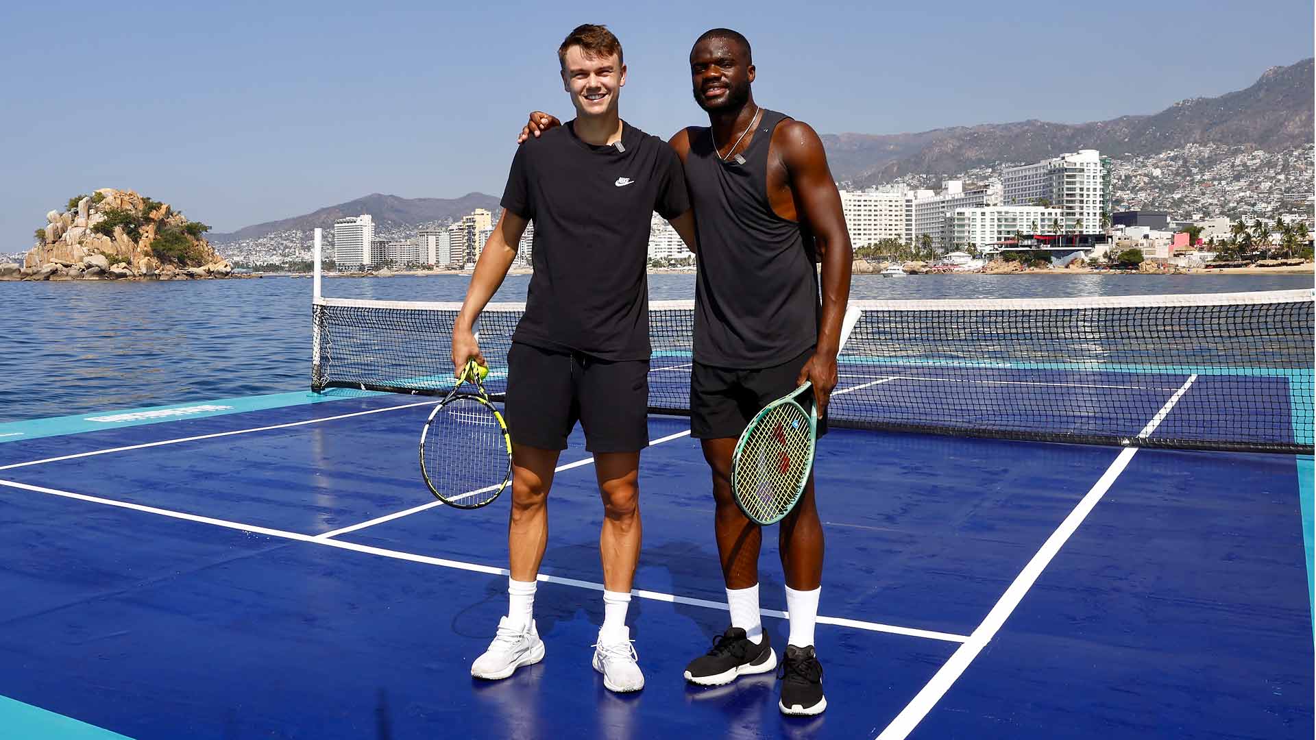 Holger Rune y Frances Tiafoe en la icónica cancha flotante de Acapulco.