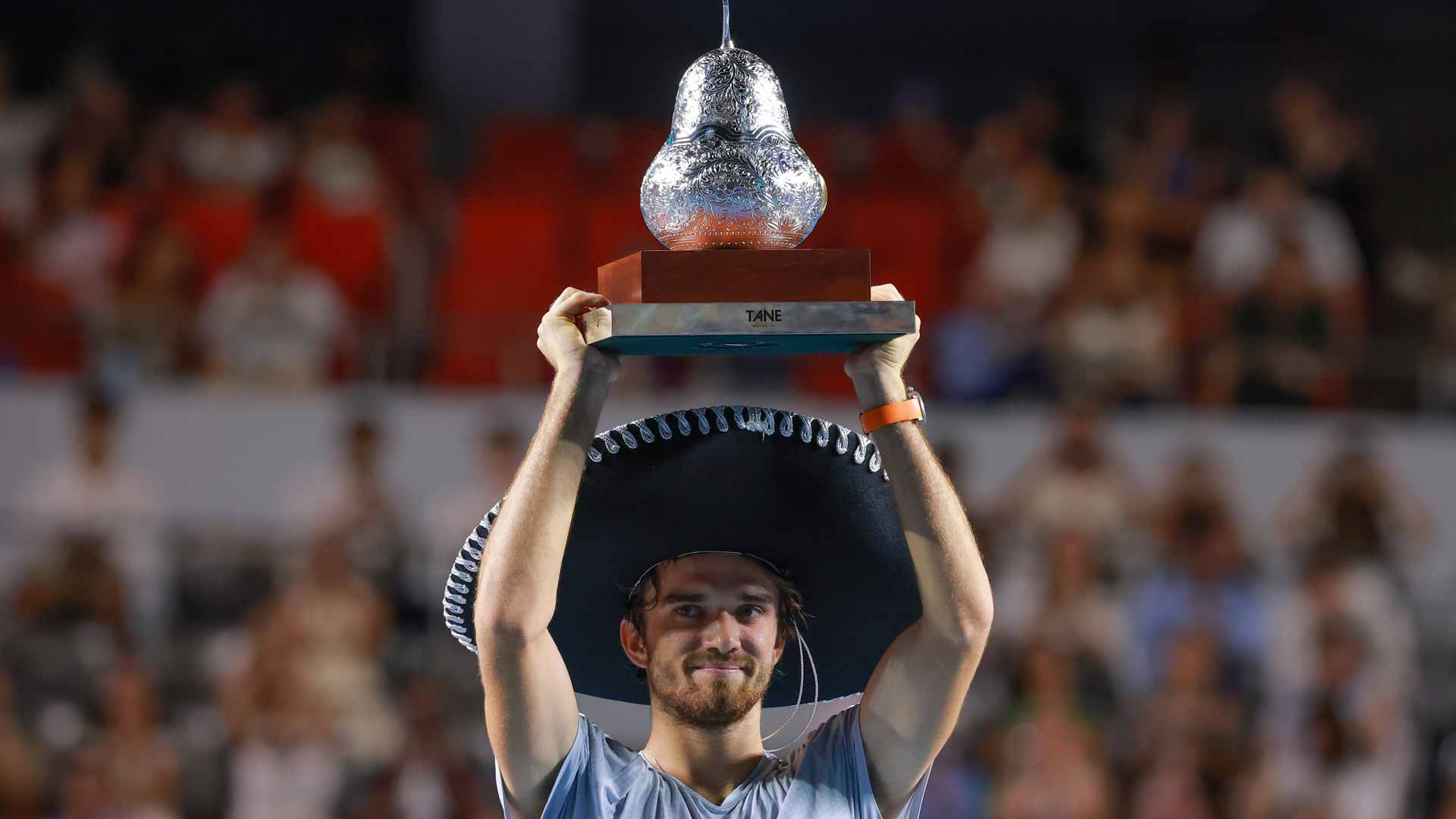 Machac se estrena a lo grande en Acapulco y salta al Top 20