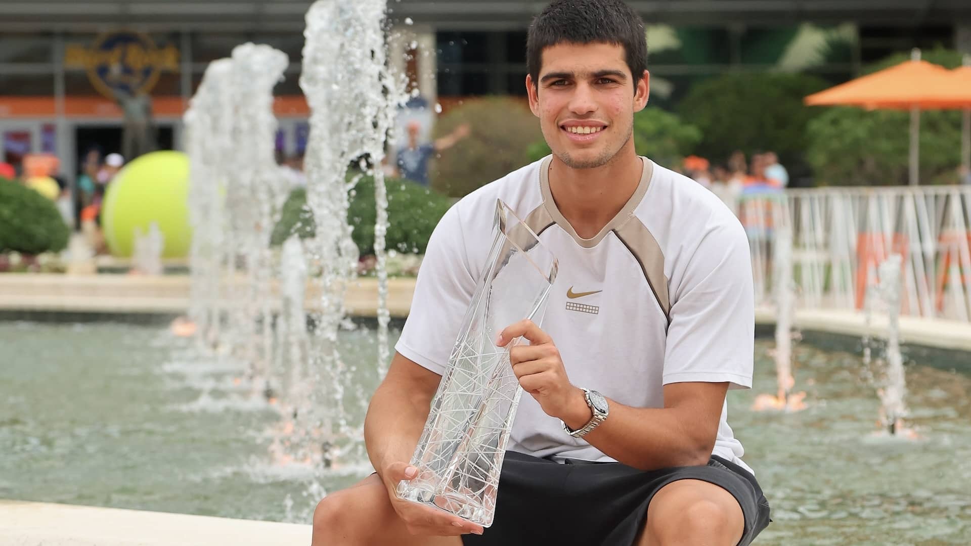 Carlos Alcaraz, con el título conquistado en Miami 2022.