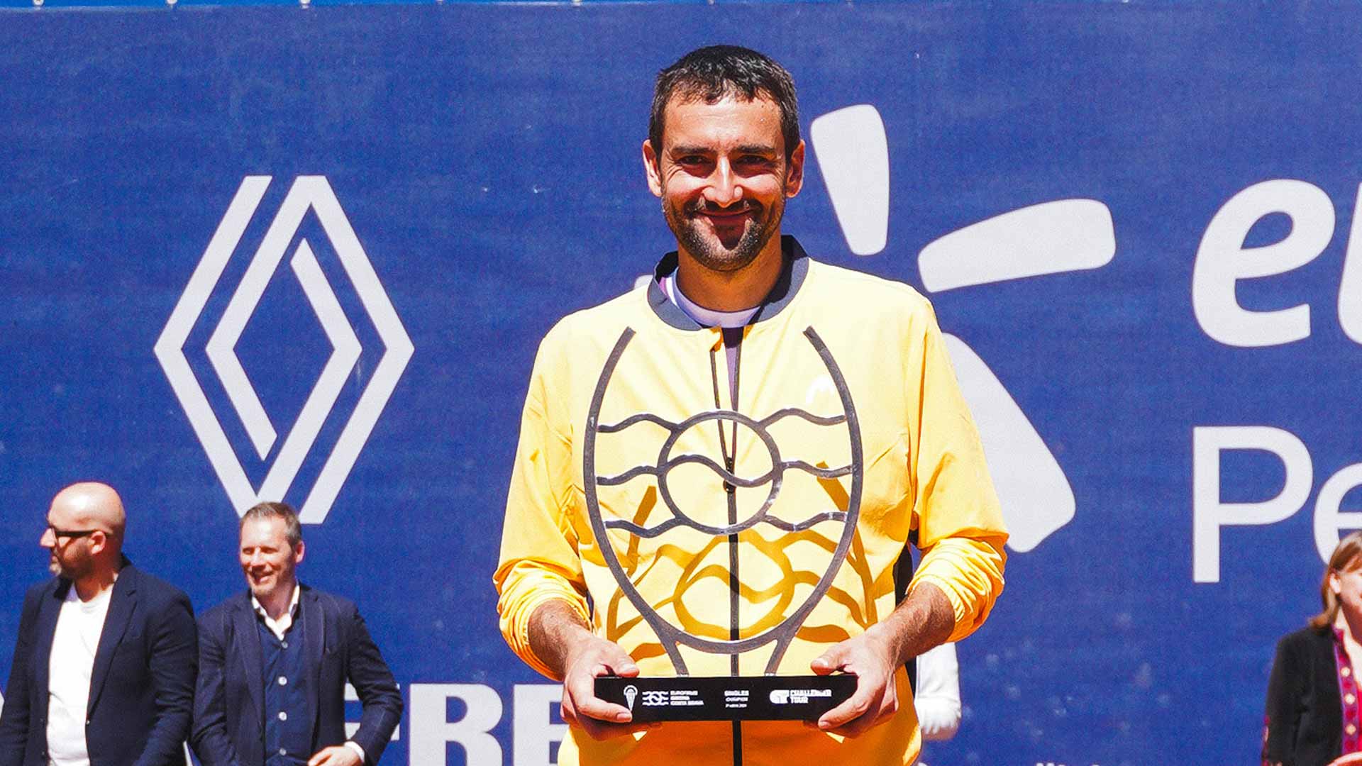 <a href='https://www.atptour.com/es/players/marin-cilic/c977/overview'>Marin Cilic</a> is crowned champion at the ATP Challenger 100 event in Girona, Spain.