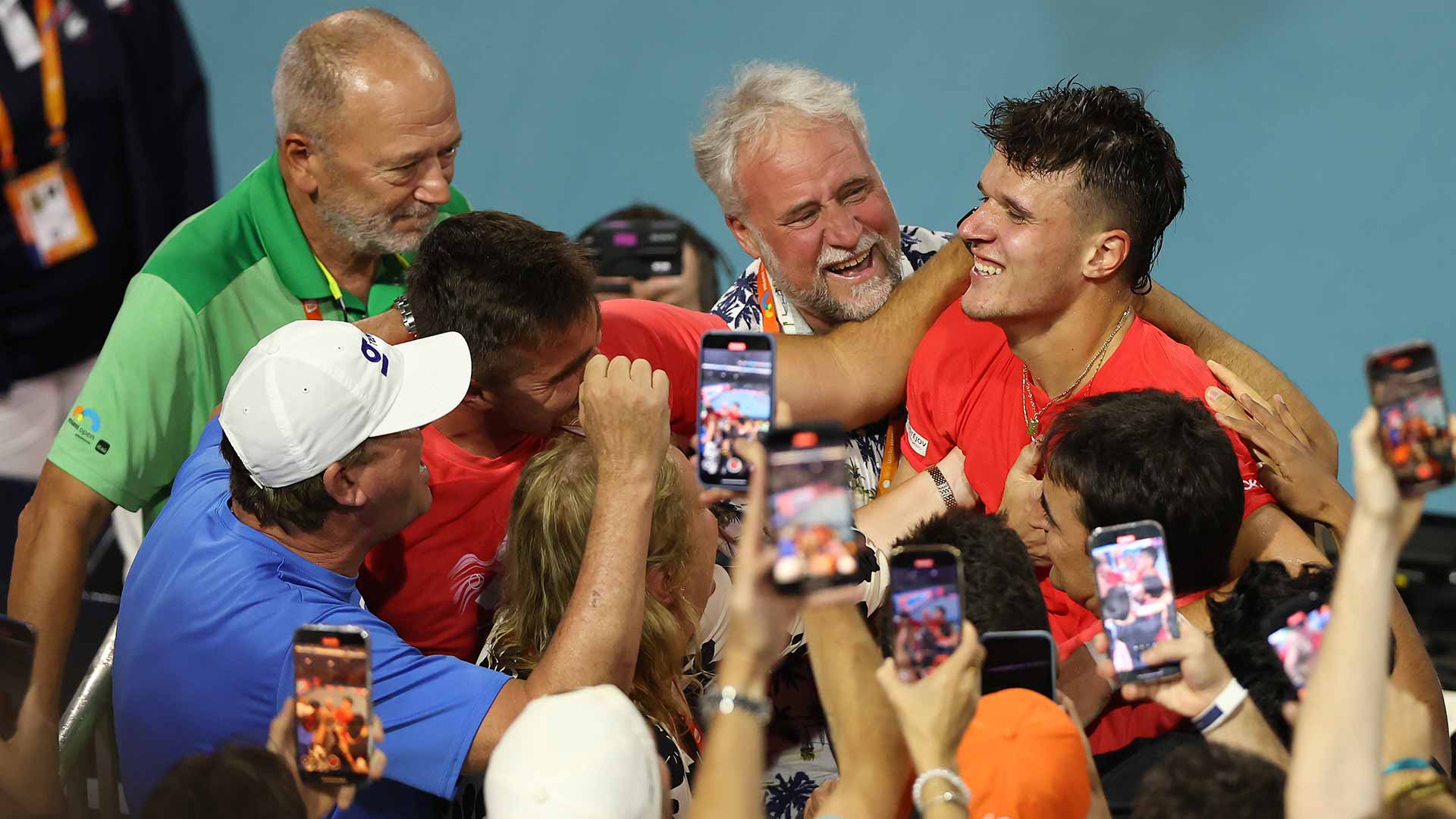 Jakub Mensik celebra con su equipo la victoria en el Miami Open presented by Itaú.