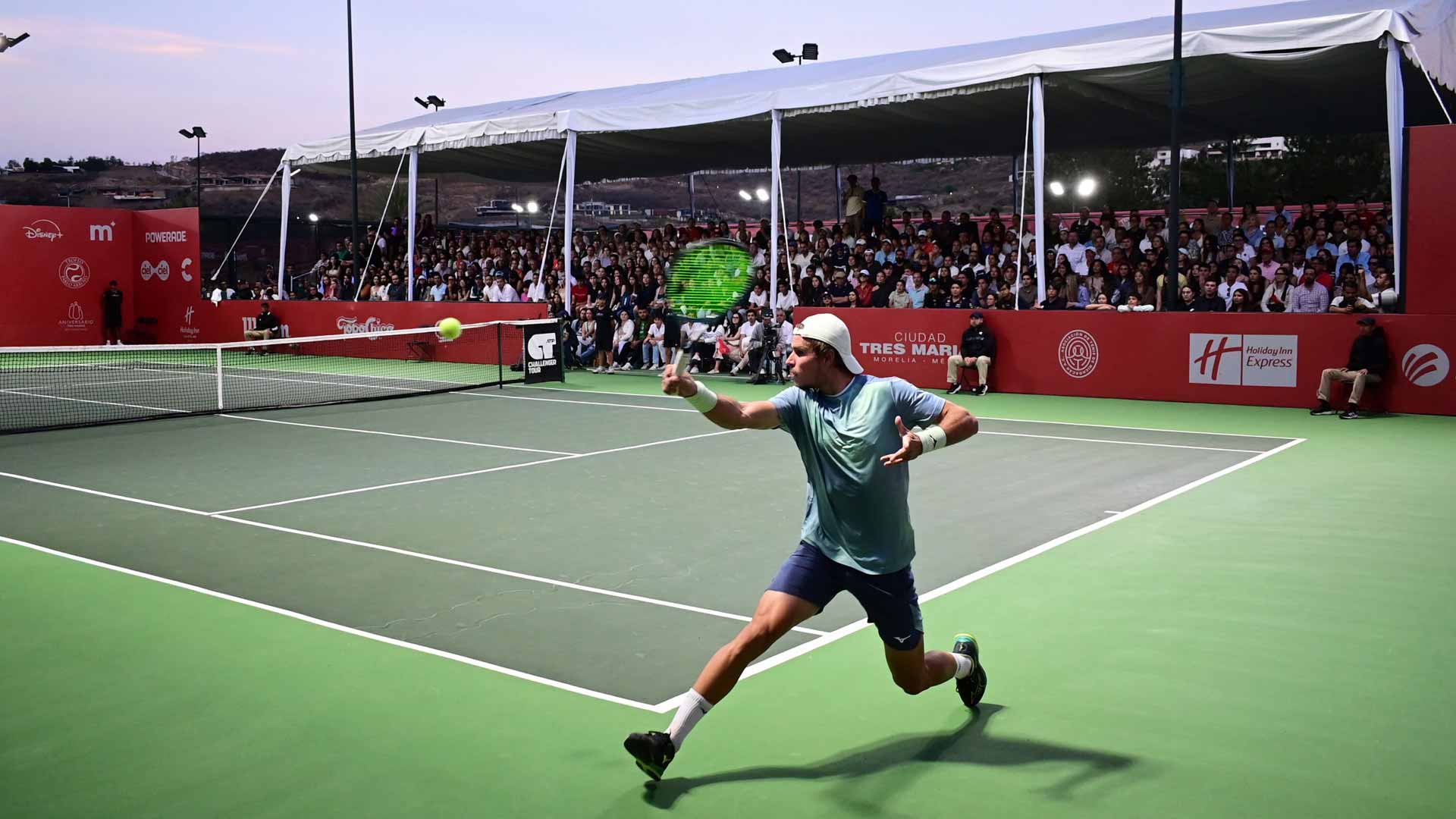 <a href='https://www.atptour.com/en/players/dmitry-popko/pg20/overview'>Dmitry Popko</a> in action during Sunday's Morelia final.