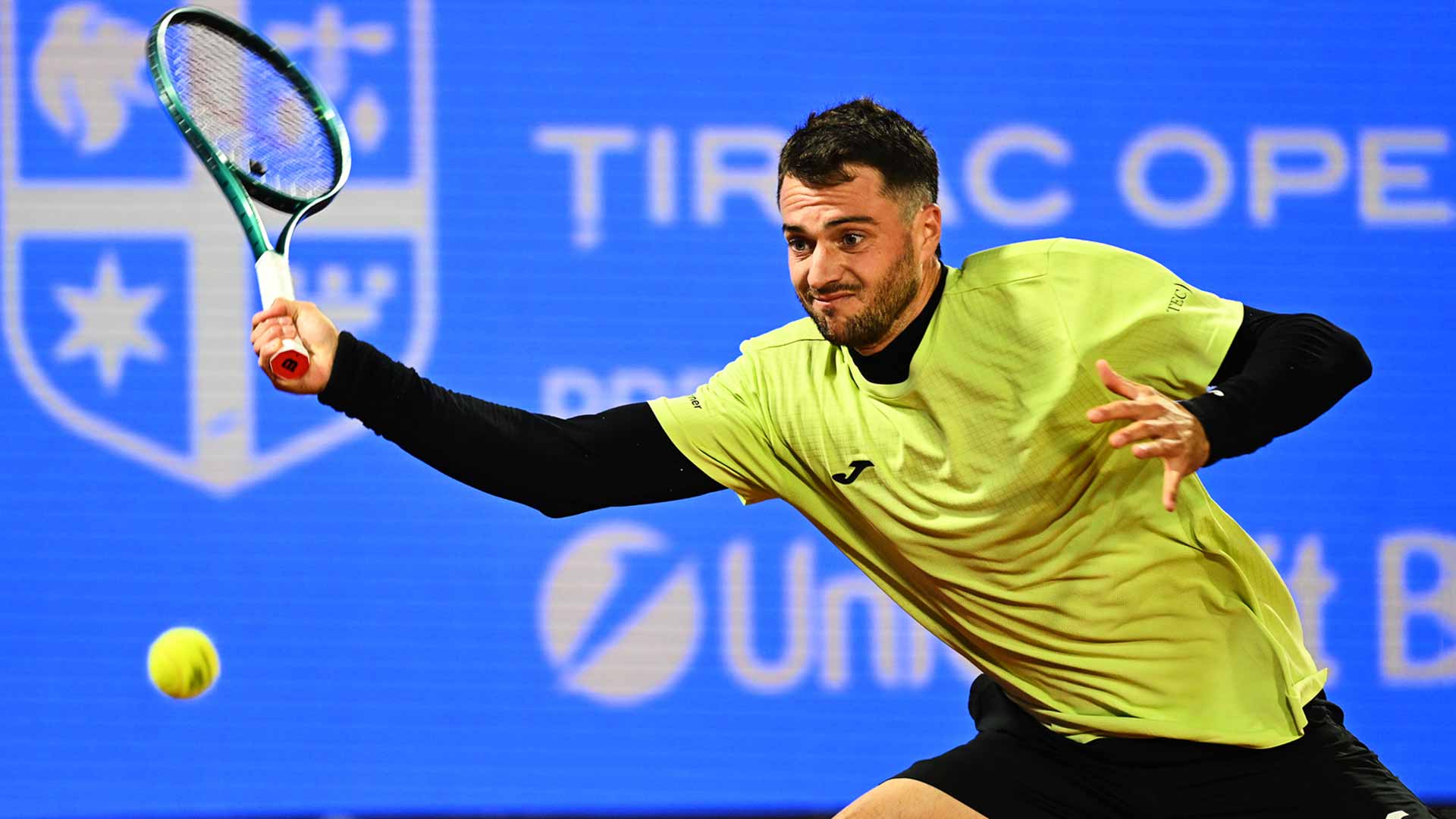 Martinez thwarts Wawrinka in Bucharest, Baez reaches QFs