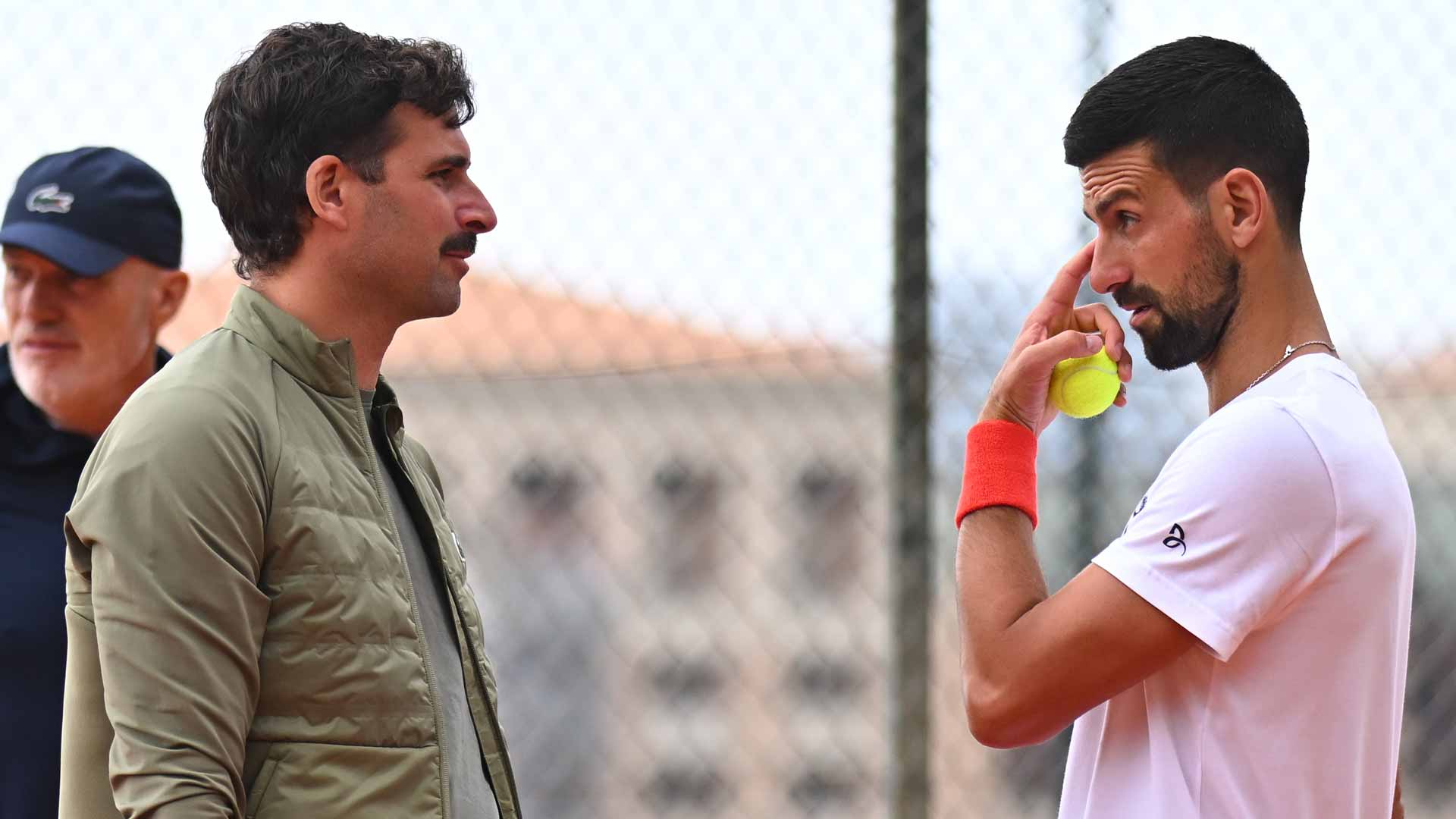 Marko Djokovic y su hermano Novak Djokovic hablan este domingo durante el entrenamiento en Montecarlo.