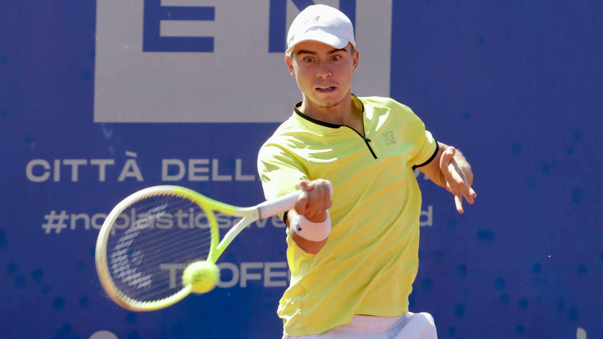 Dalibor Svrcina in action at the Barletta Challenger.