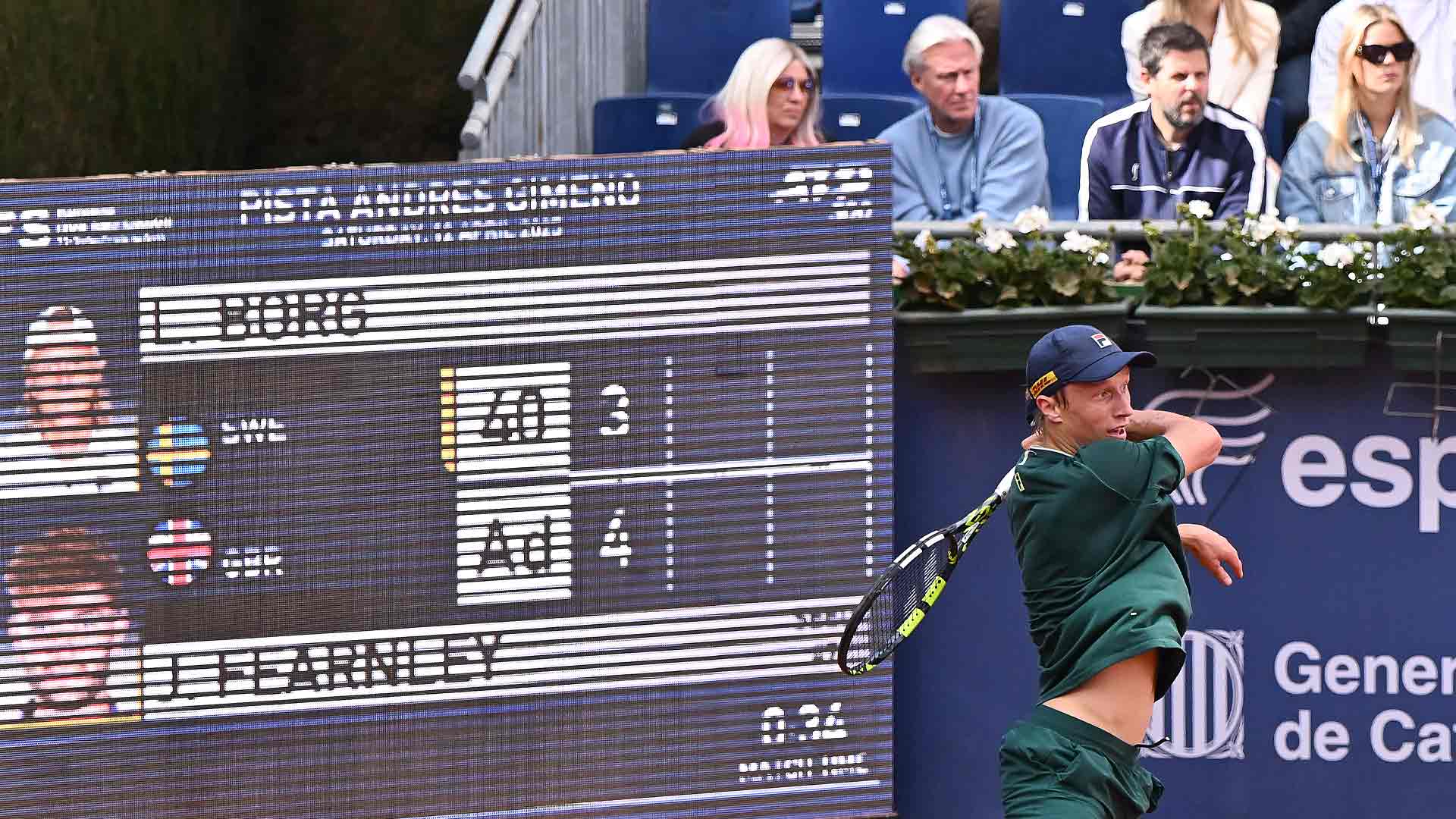 Leo Borg juega ante la mirada de su padre Bjorn Borg en Barcelona.