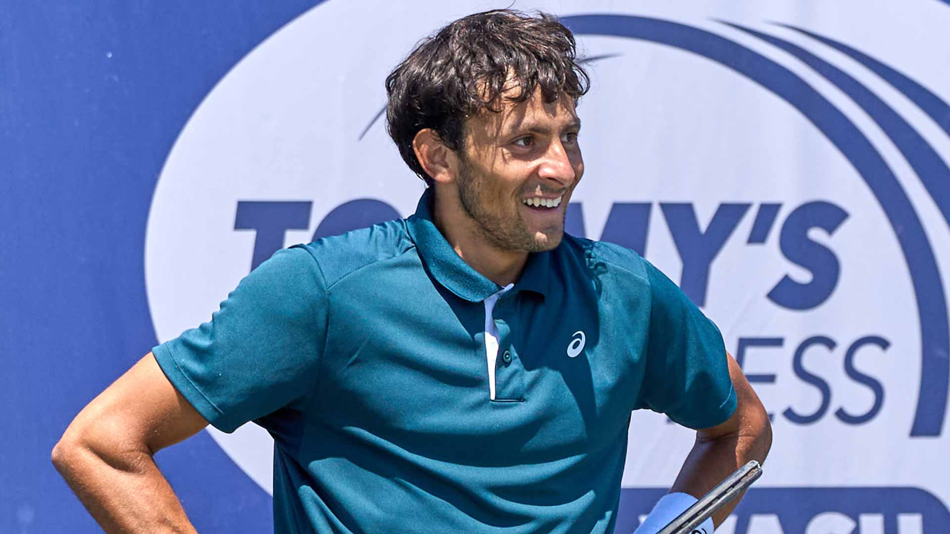 Emilio Nava wins the Sarasota Challenger without dropping a set.