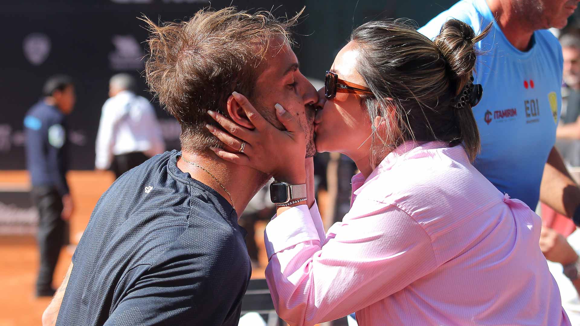 <a href='https://www.atptour.com/en/players/felipe-meligeni-alves/mw75/overview'>Felipe Meligeni Alves</a> kisses his wife Gabriela after the <a href='https://www.atptour.com/en/scores/archive/mexico-city/8375/2025/results'>Mexico City Open</a> final.