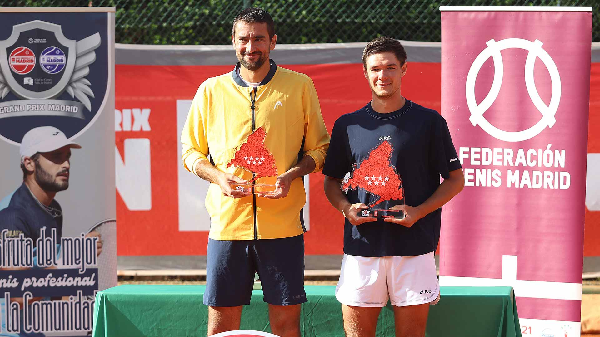 <a href='https://www.atptour.com/en/players/kamil-majchrzak/mq75/overview'>Kamil Majchrzak</a> (right) and <a href='https://www.atptour.com/en/players/marin-cilic/c977/overview'>Marin Cilic</a> at the Madrid Challenger trophy ceremony.