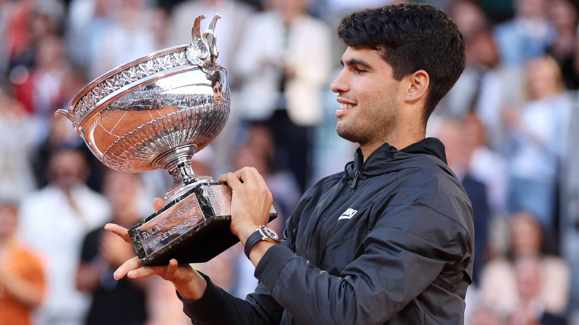 Carlos Alcaraz will try to win his second consecutive Roland Garros trophy.