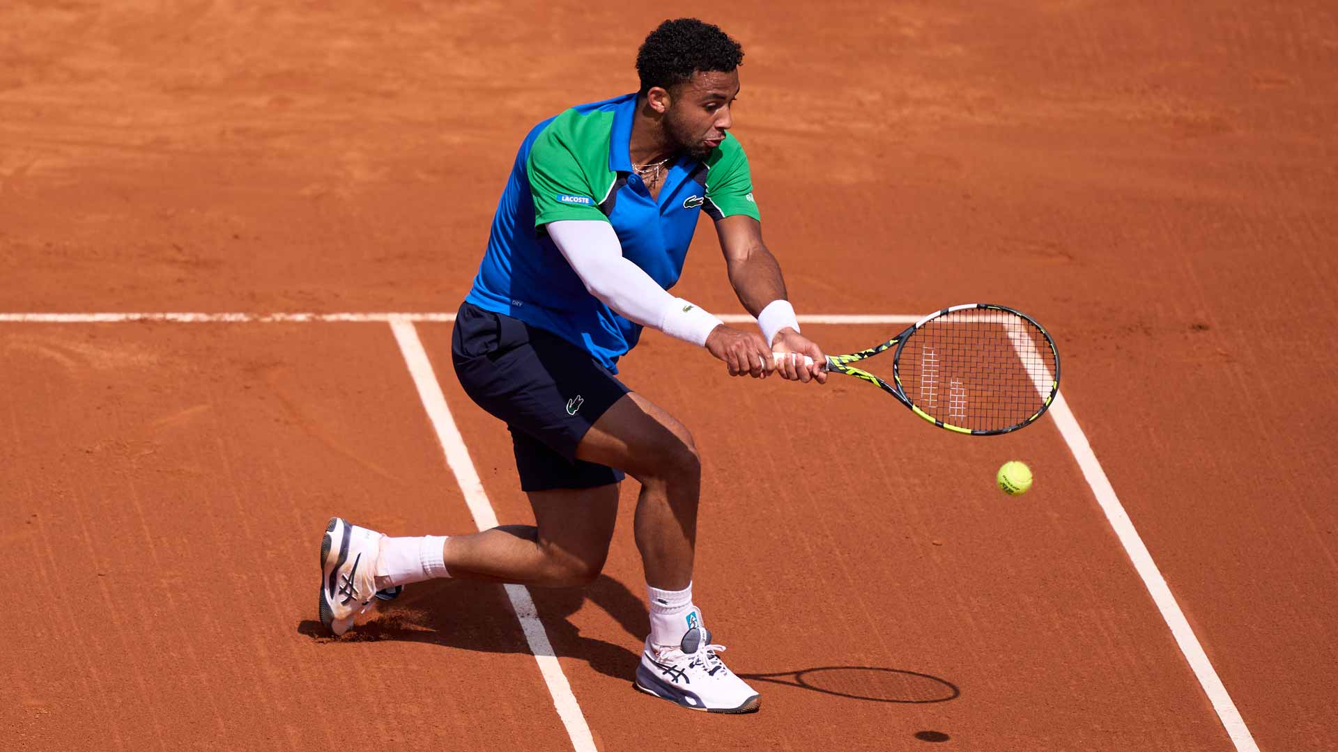 Arthur Fils in action at the 2025 Barcelona Open Banc Sabadell.