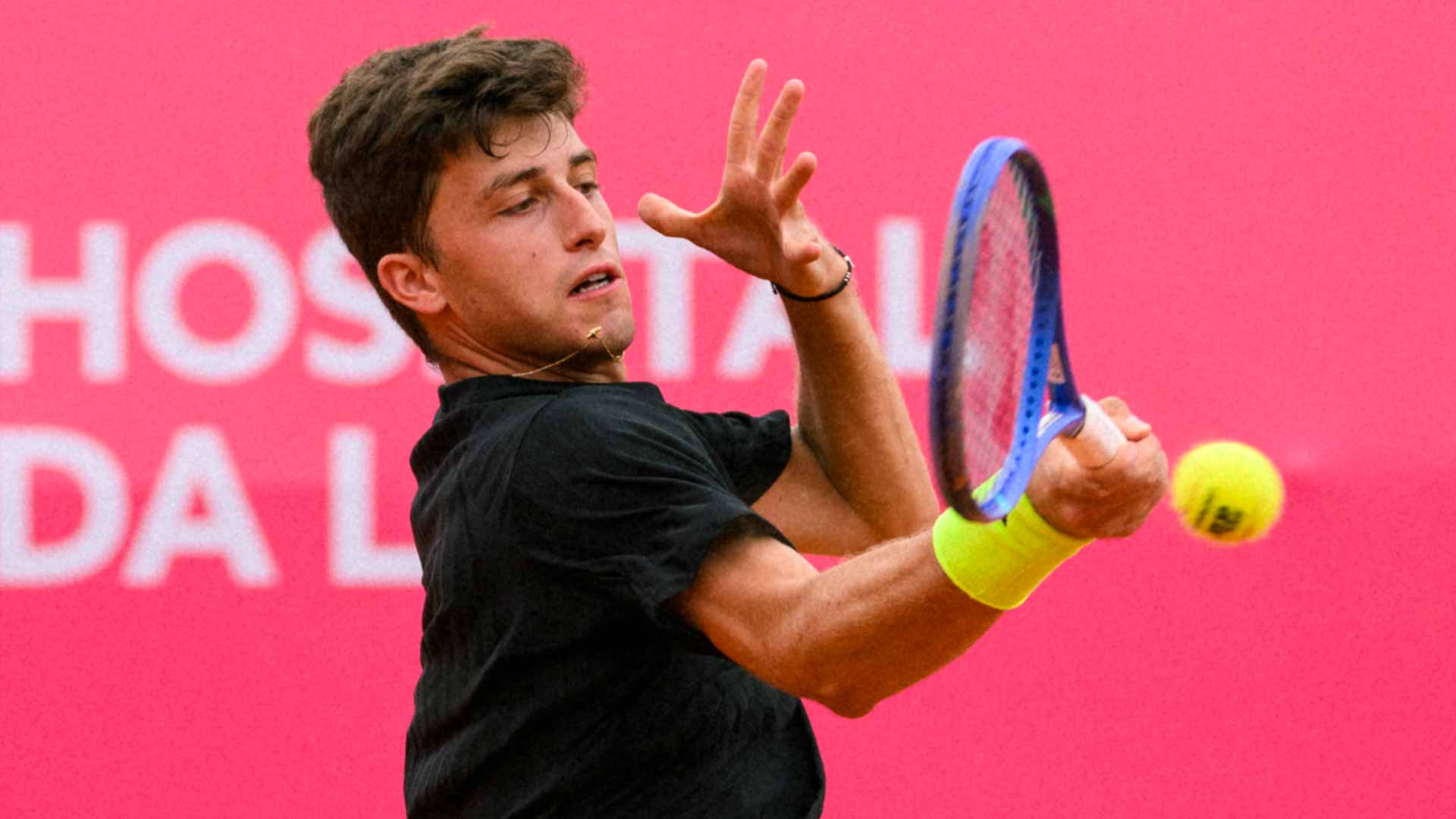 <a href='https://www.atptour.com/en/players/luca-nardi/n0bg/overview'>Luca Nardi</a> in Estoril.
