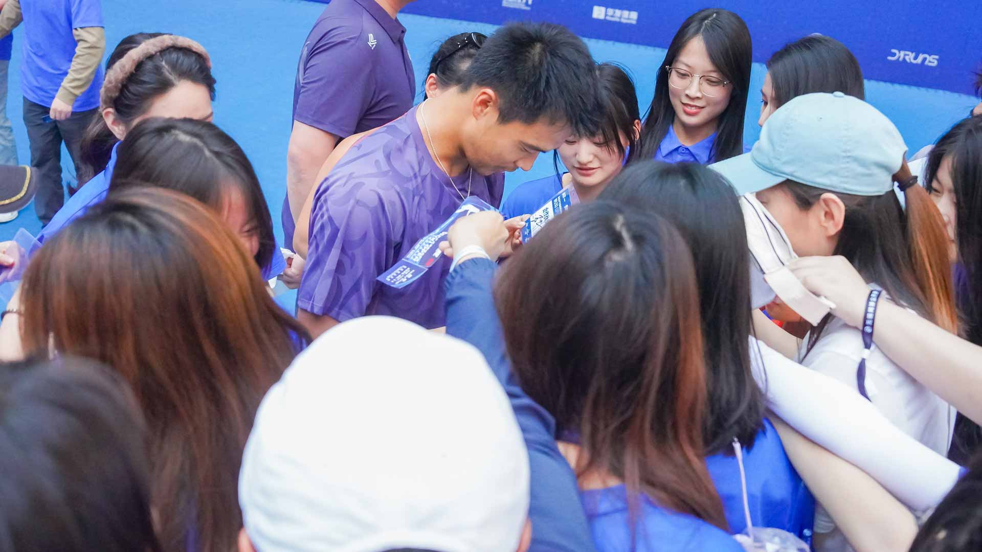 <a href='https://www.atptour.com/en/players/fajing-sun/sx90/overview'>Fajing Sun</a> greets fans at the Wuxi Challenger.