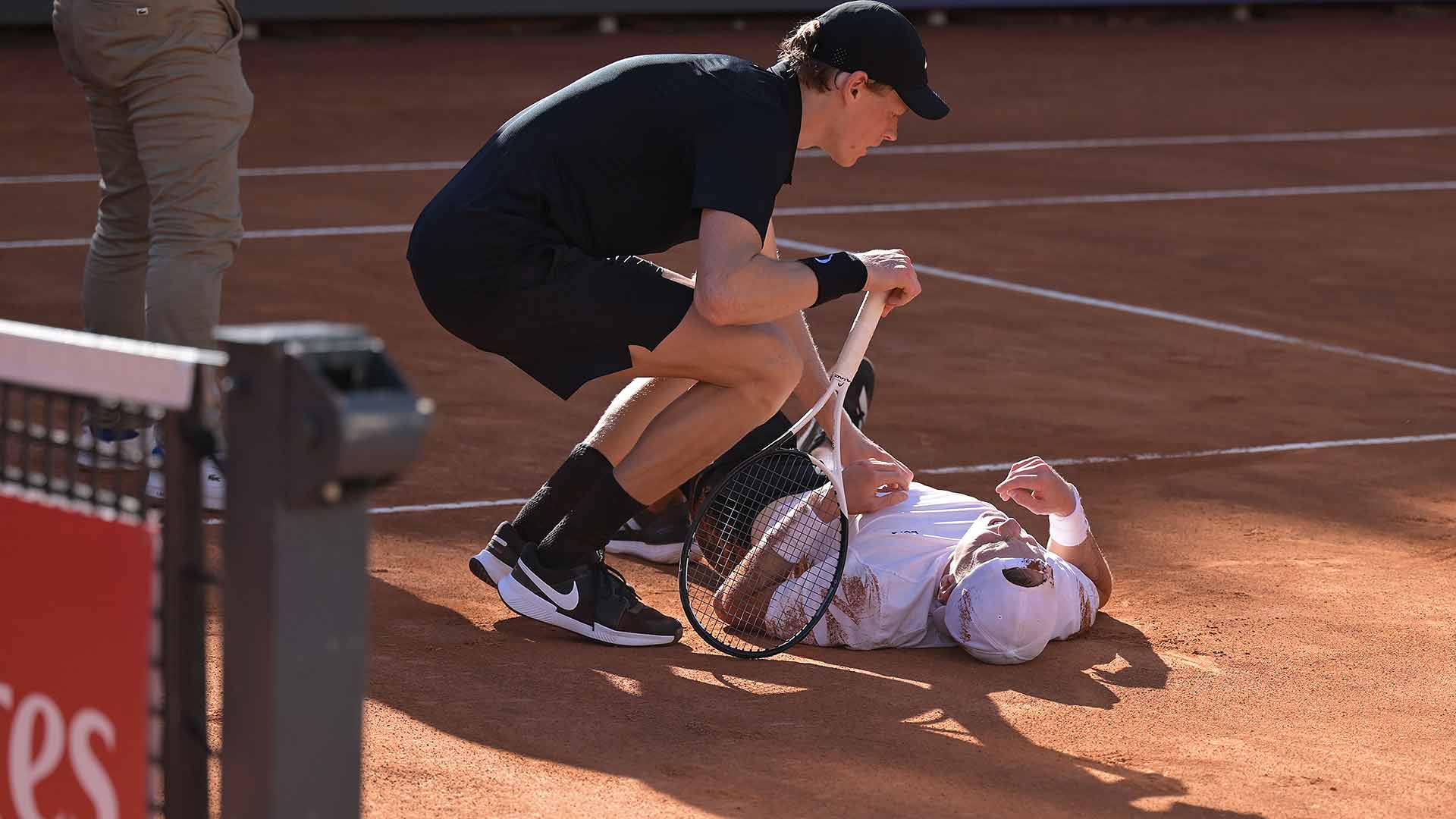 Sinner comforts De Jong after scary Rome fall