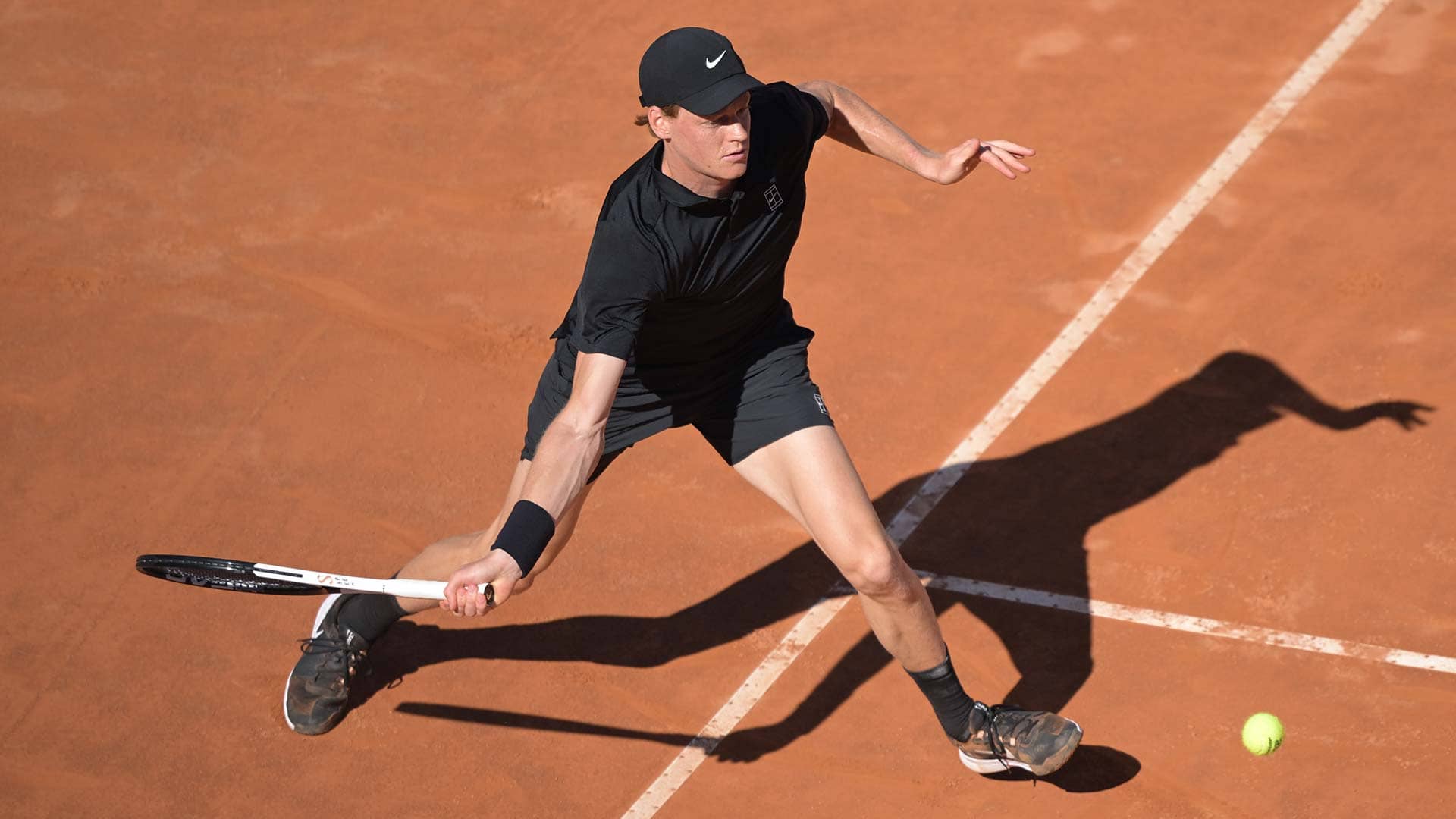 Sinner overcomes hampered De Jong in Rome