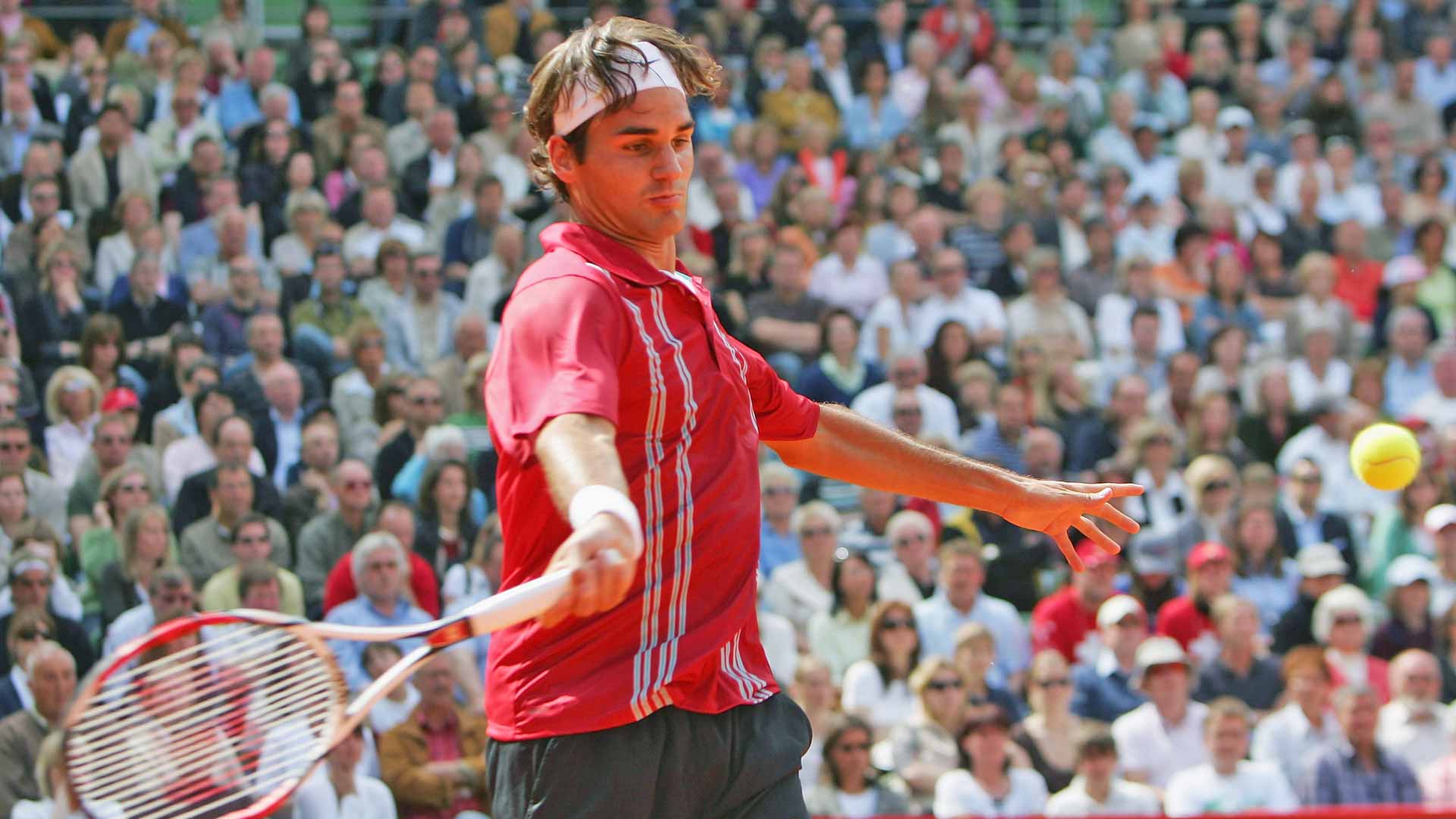 Roger Federer defeats Rafael Nadal in front of a packed crowd to claim the 2007 Hamburg title.