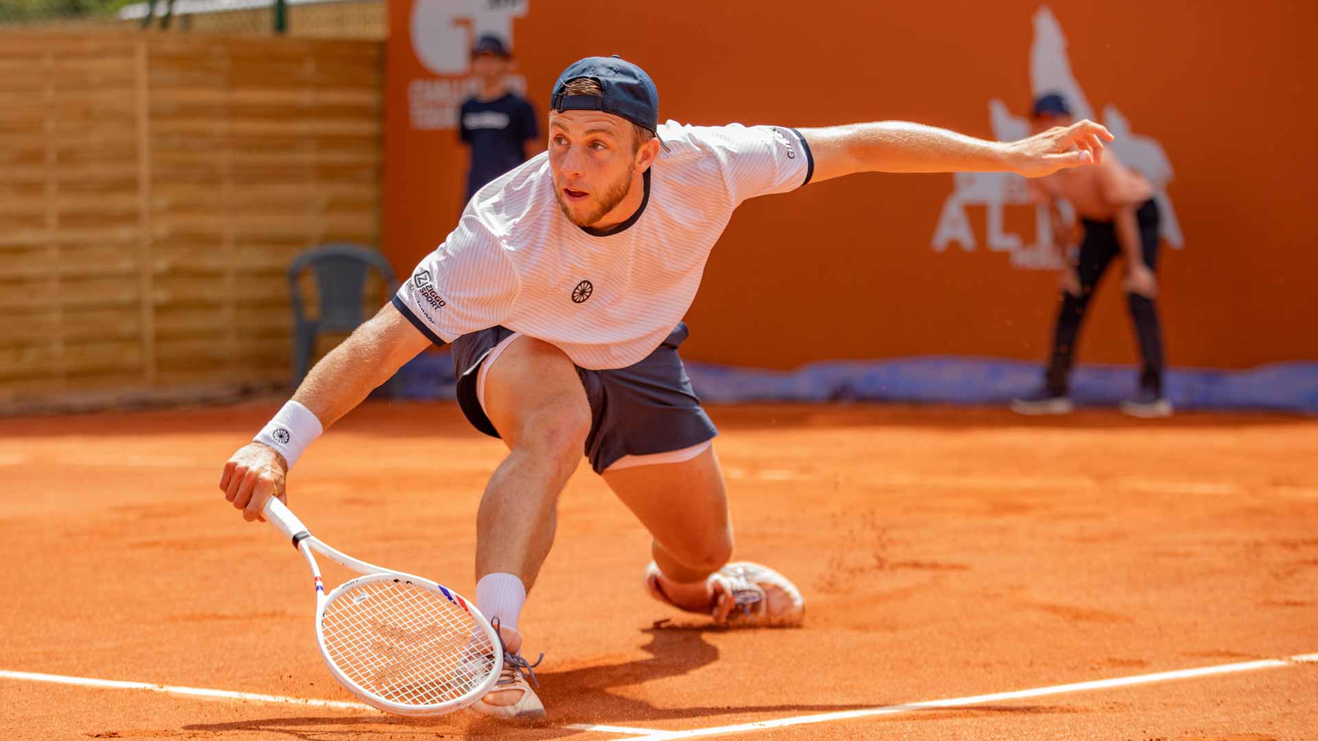 Tallon Griekspoor advances to the Bordeaux Challenger quarter-finals on Thursday.